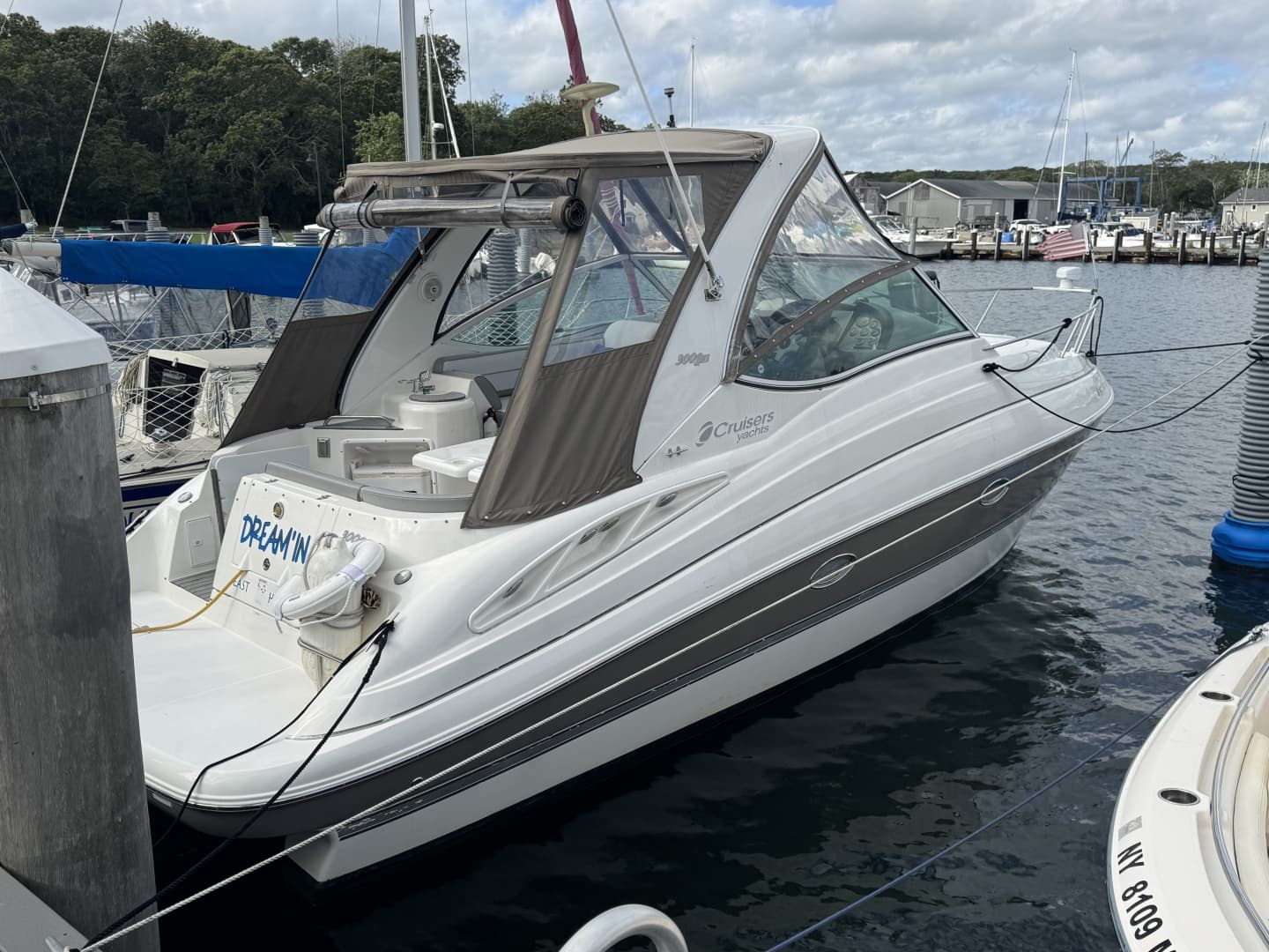 2007 Cruisers Yachts 