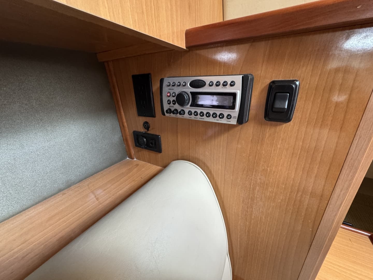 2007 Cruisers Yachts 