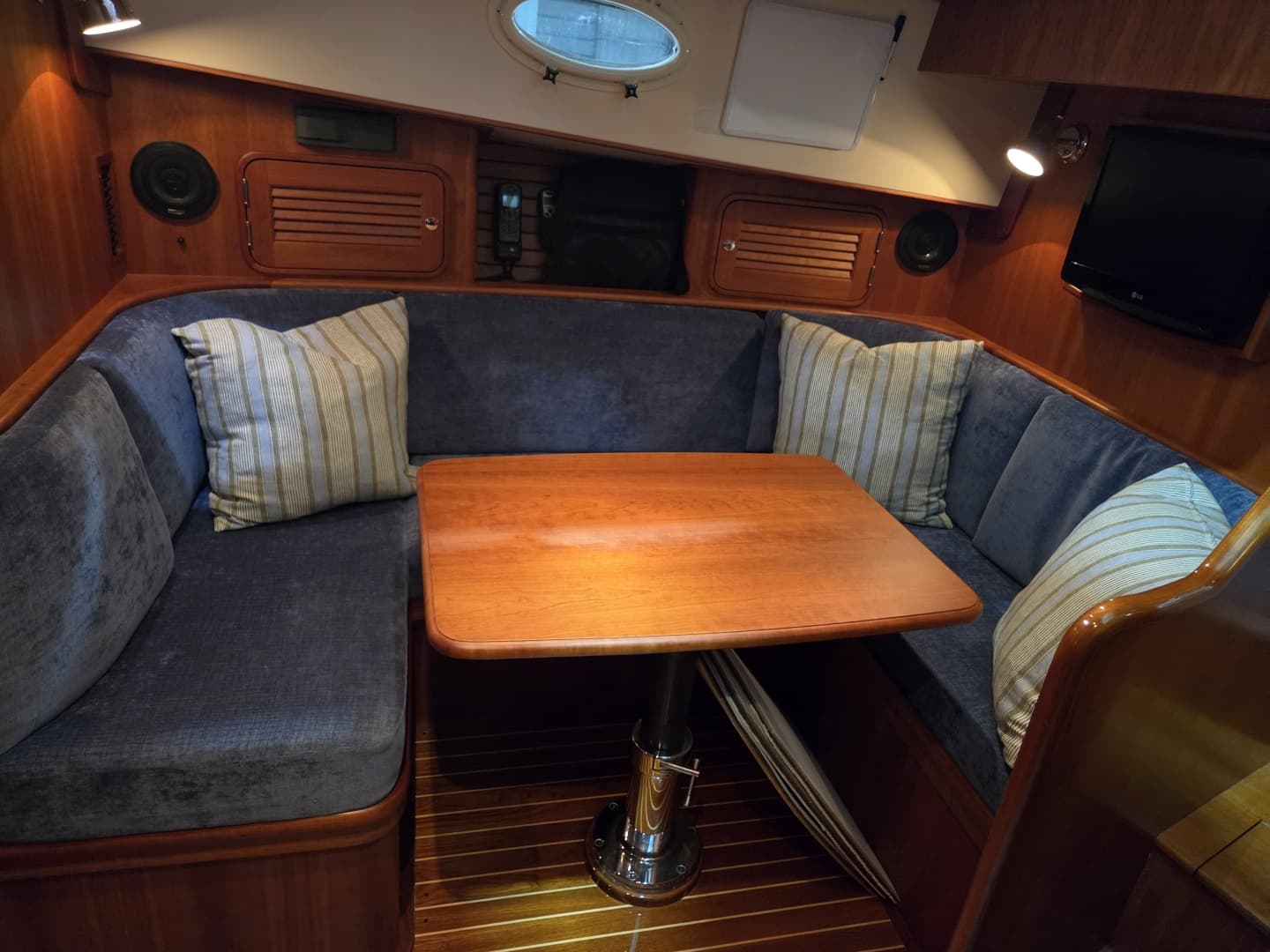 2009 Hinckley Talaria 44