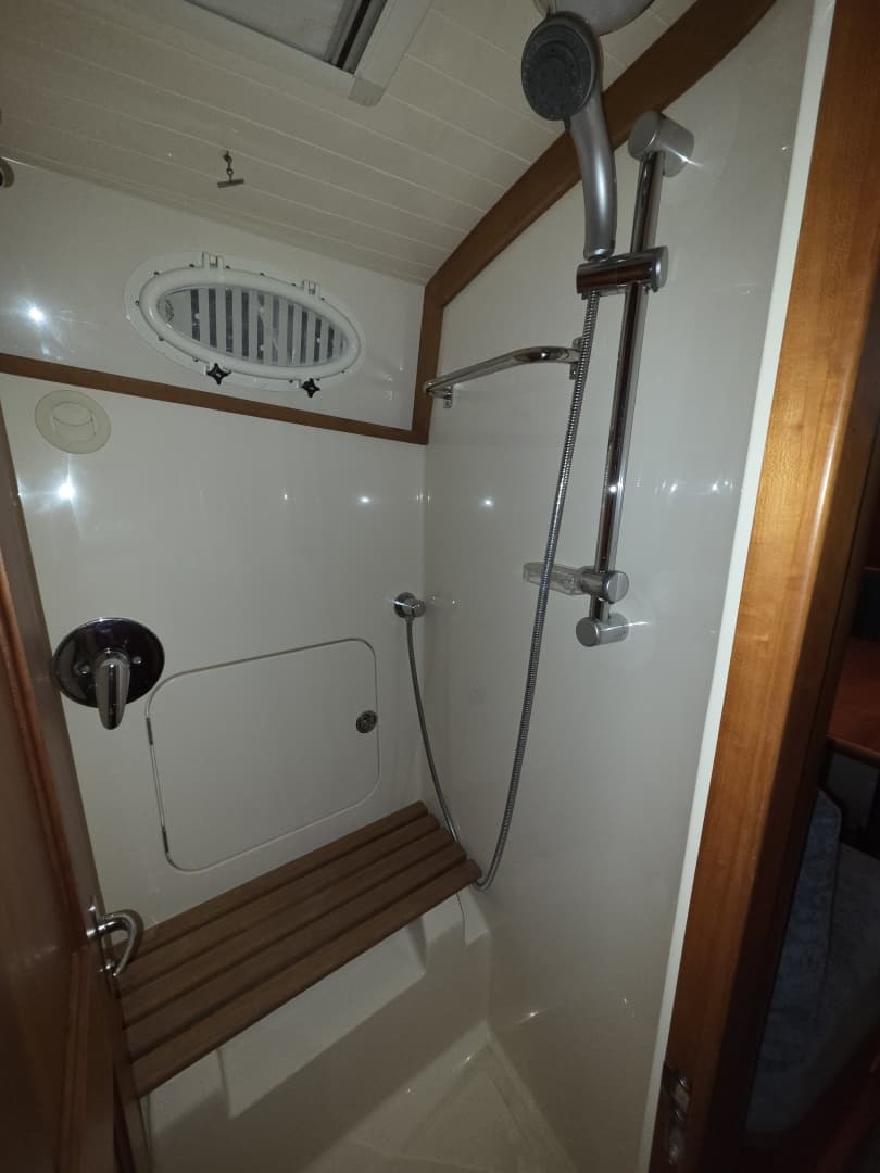 2009 Hinckley Talaria 44
