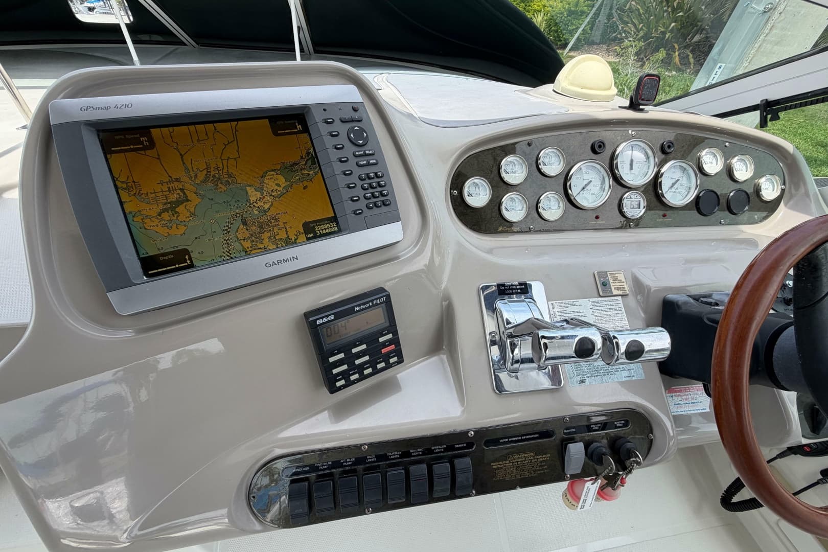 2001 Cruisers Yachts 3672 Express