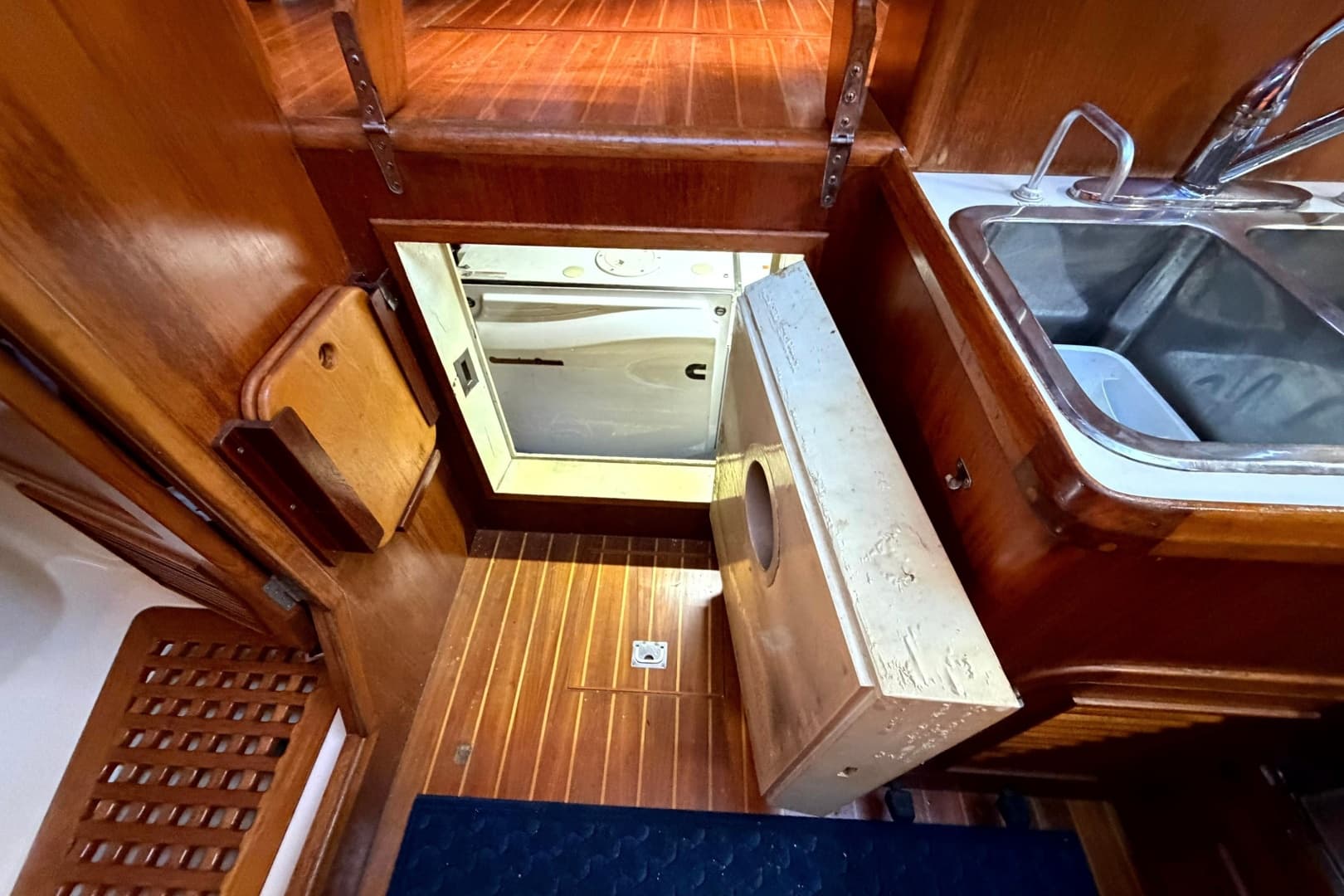 1998 Heritage East 36 Sundeck Trawler