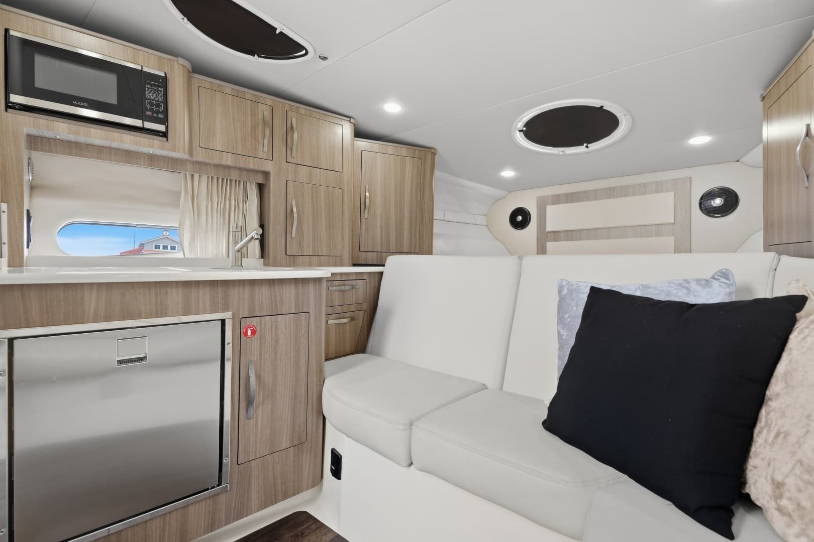 2021 Regal 33 Express