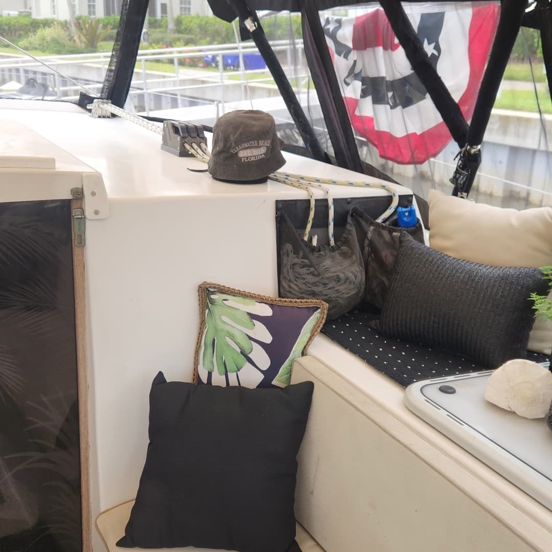 21 Cockpit Starboard Seat