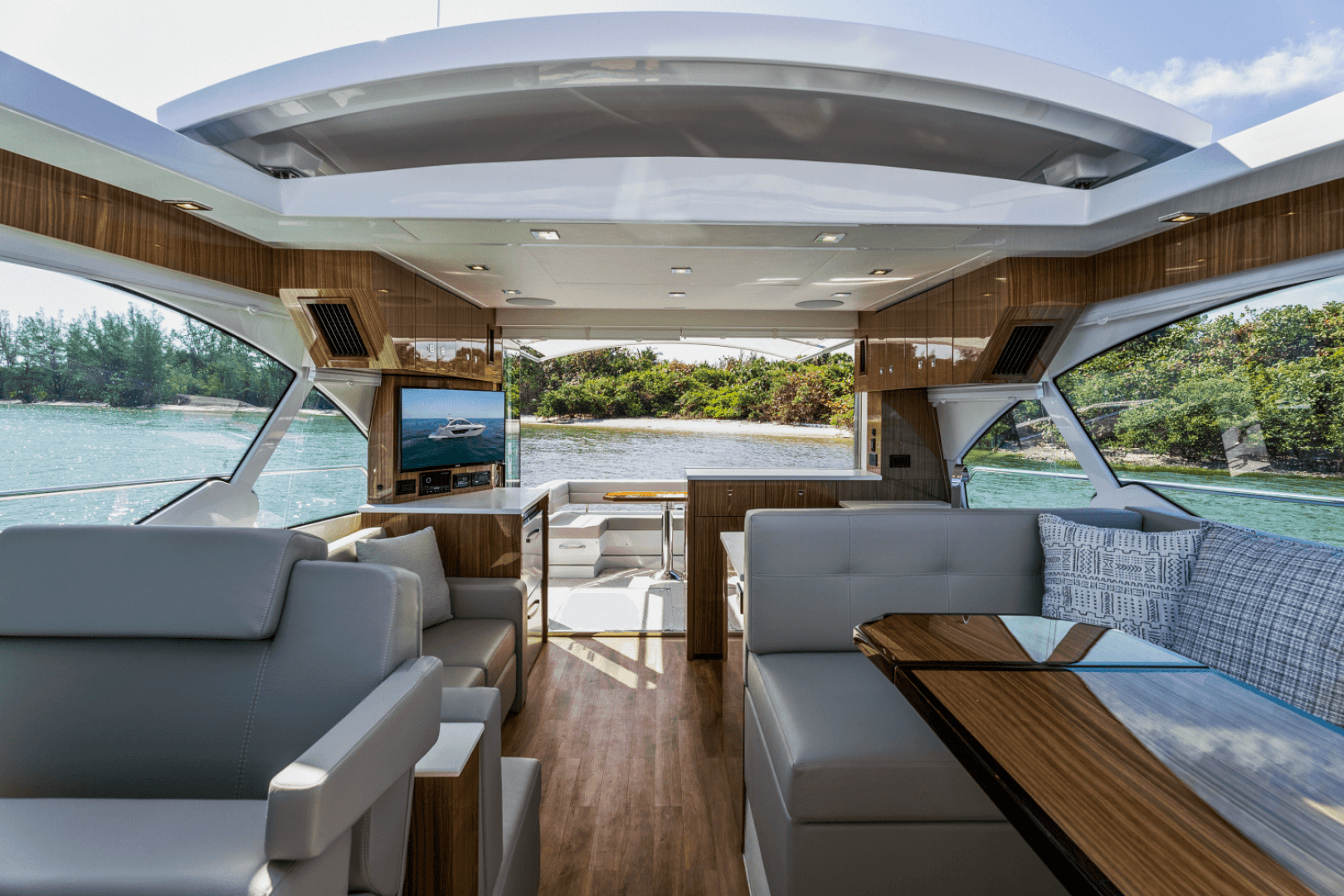 2025 Cruisers Yachts 50 Cantius