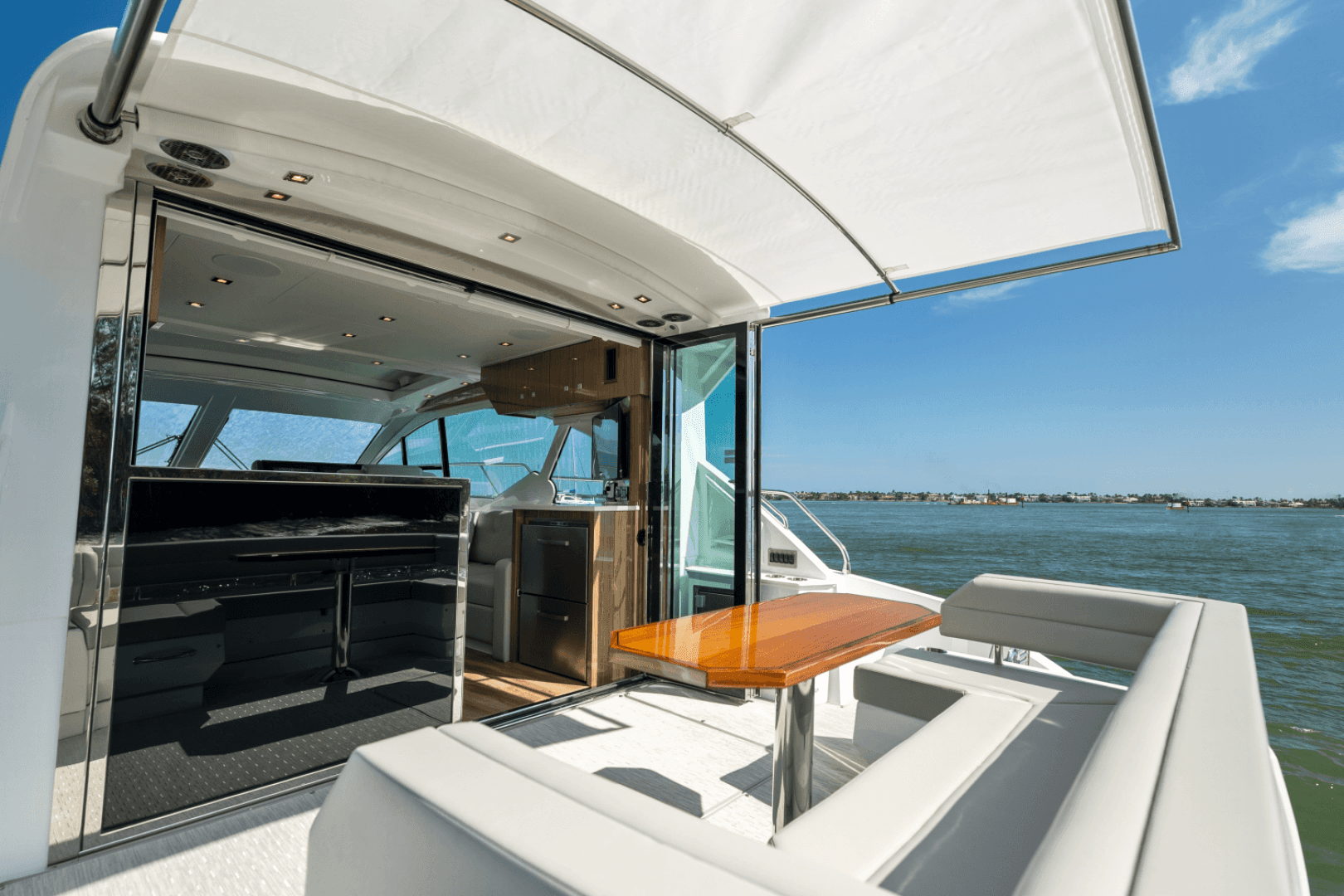 2025 Cruisers Yachts 50 Cantius