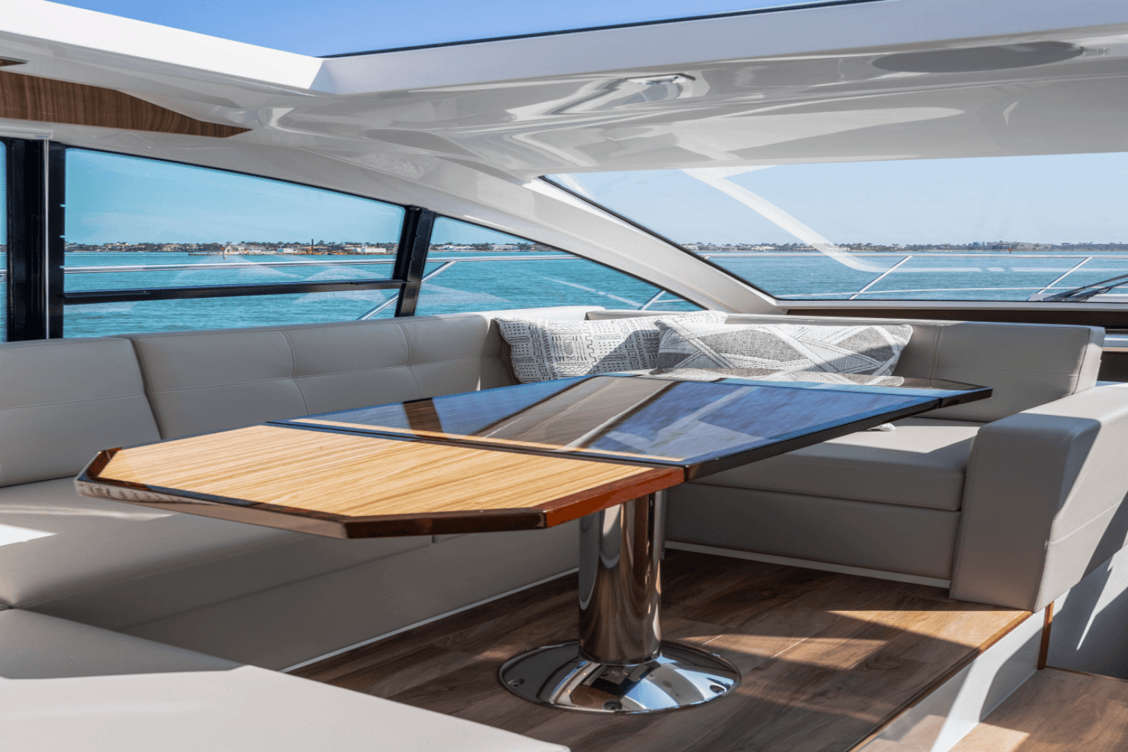2025 Cruisers Yachts 50 Cantius