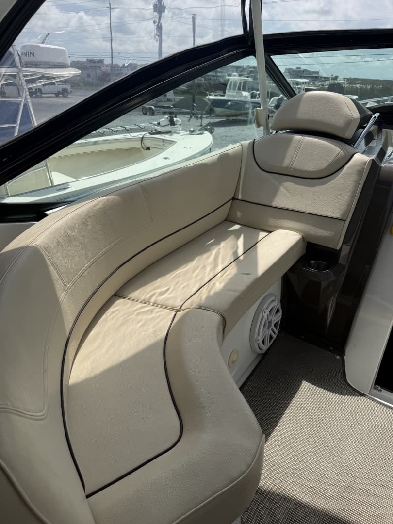 2016 Cruisers Yachts 350 Express