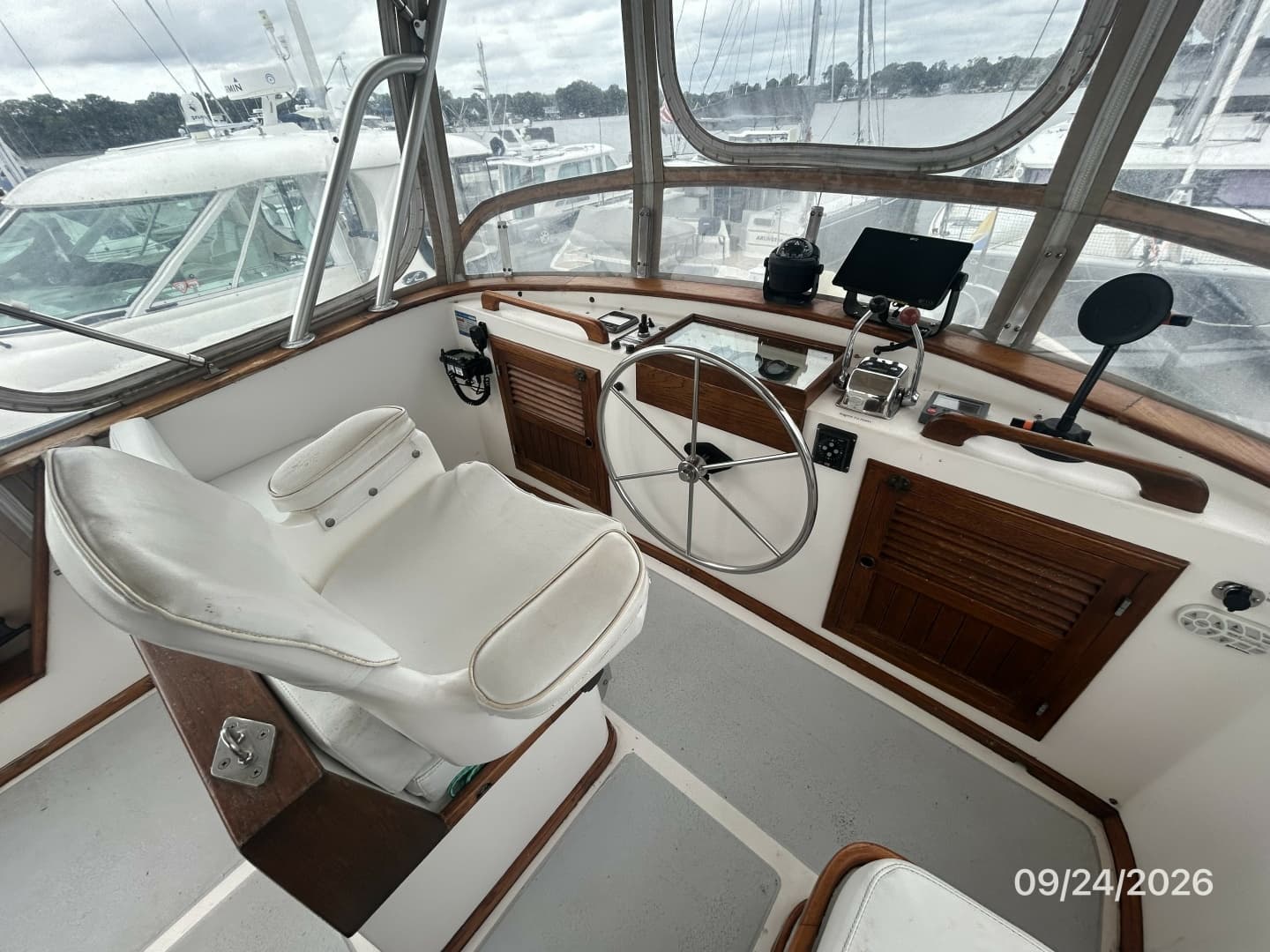 36' Monk flybridge helm1