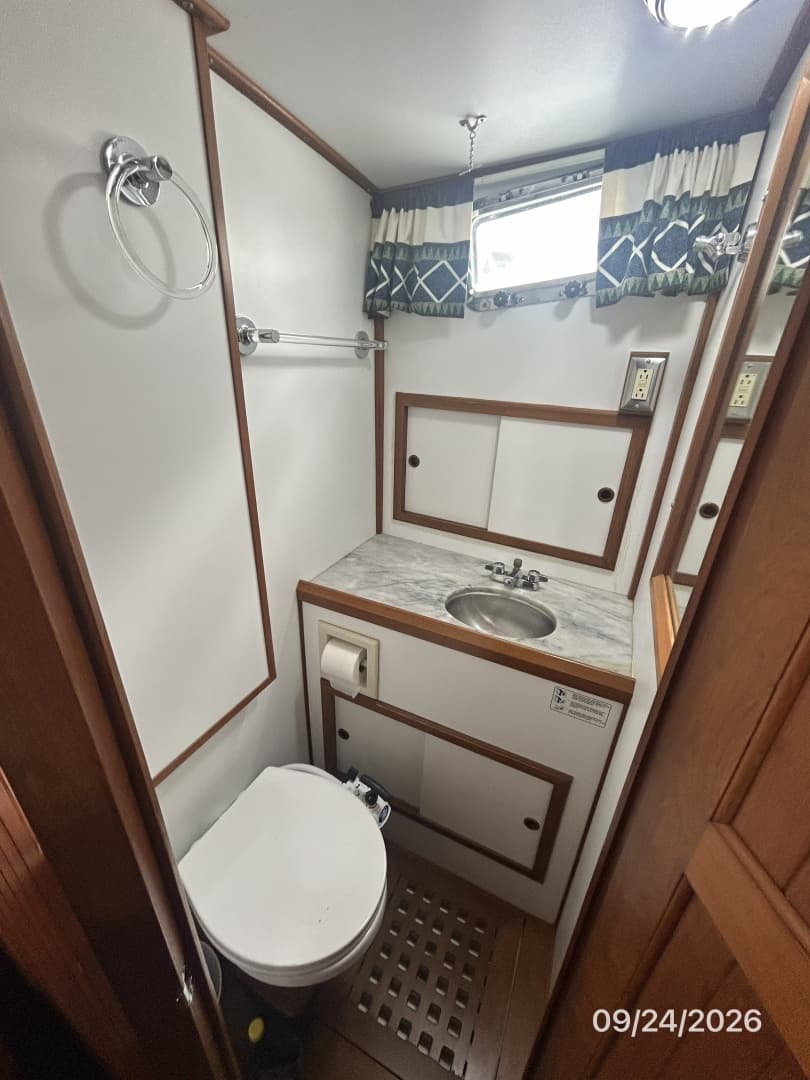 36' Monk guest stateroom head