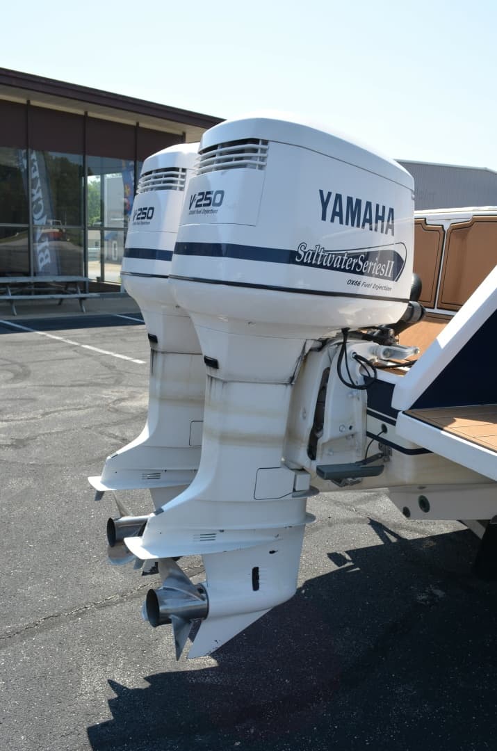 2001 Intrepid 322 Cuddy