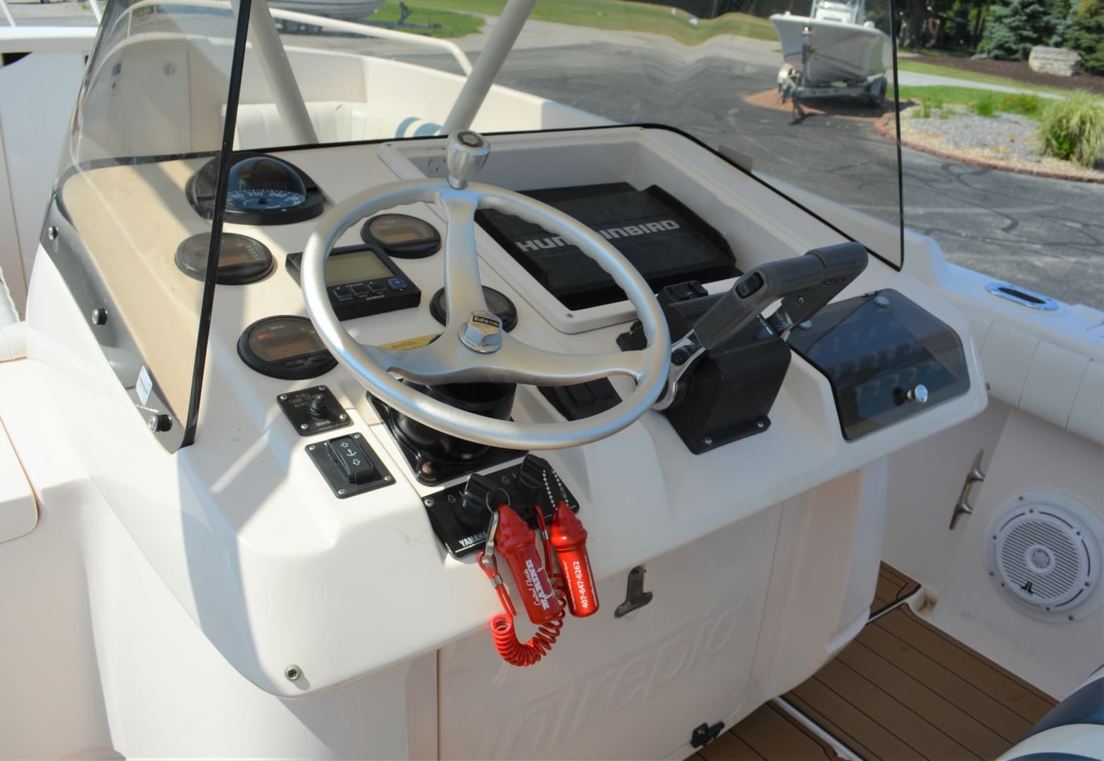 2001 Intrepid 322 Cuddy