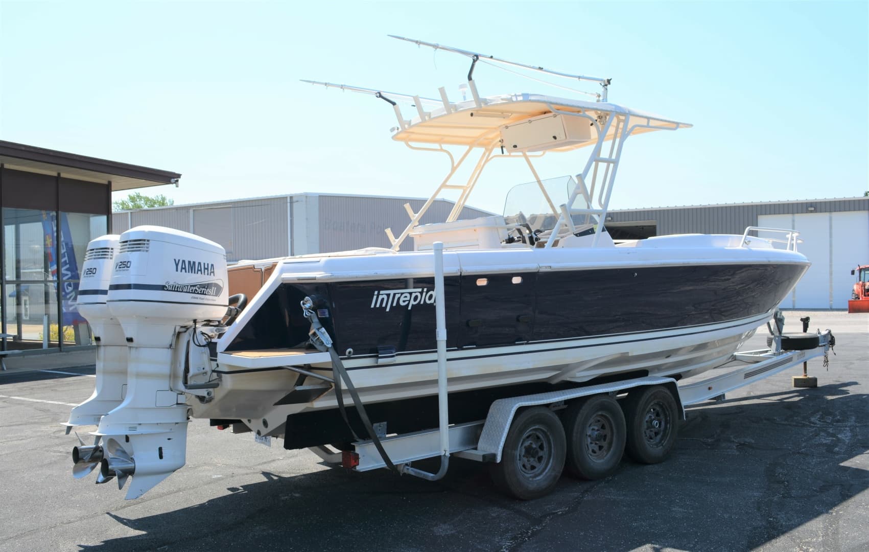 2001 Intrepid 322 Cuddy