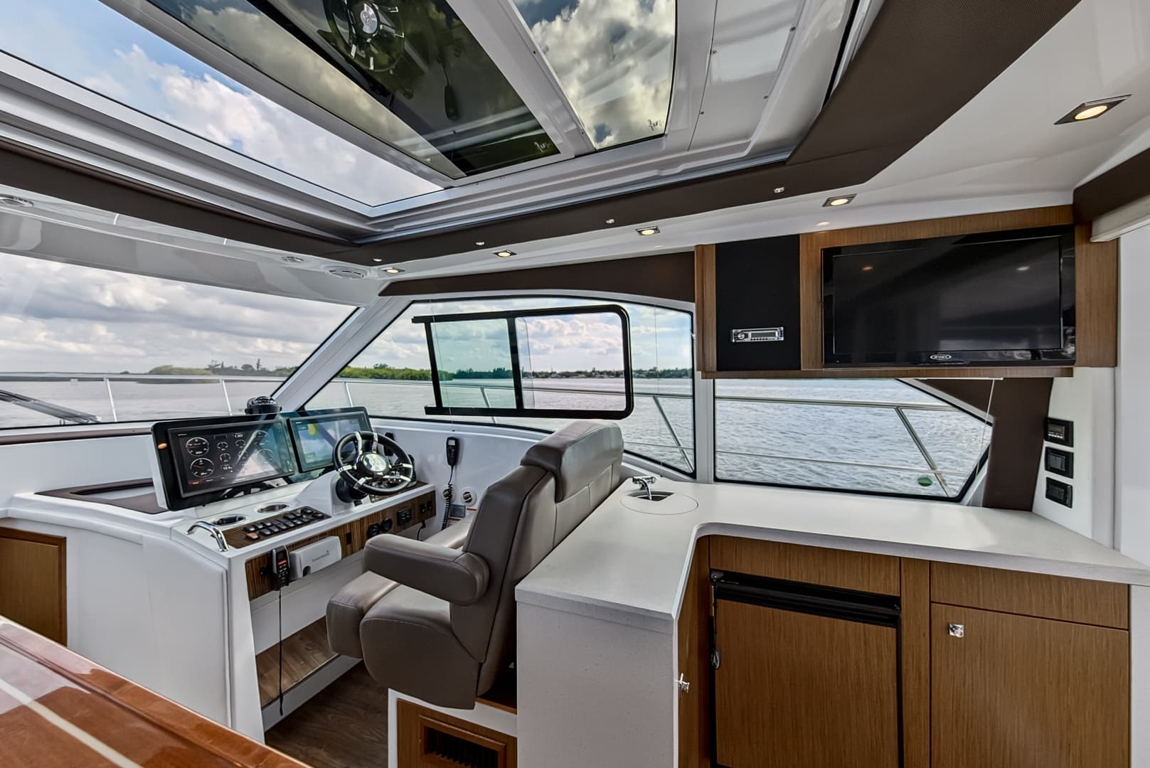 2016 Cruisers Yachts 