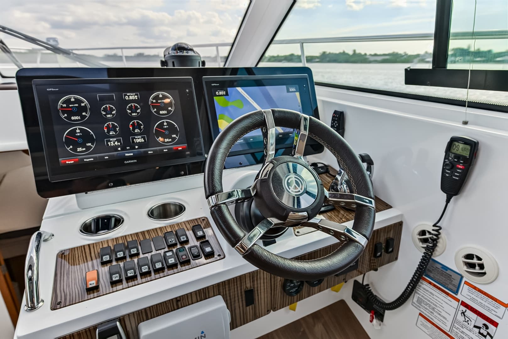 2016 Cruisers Yachts 