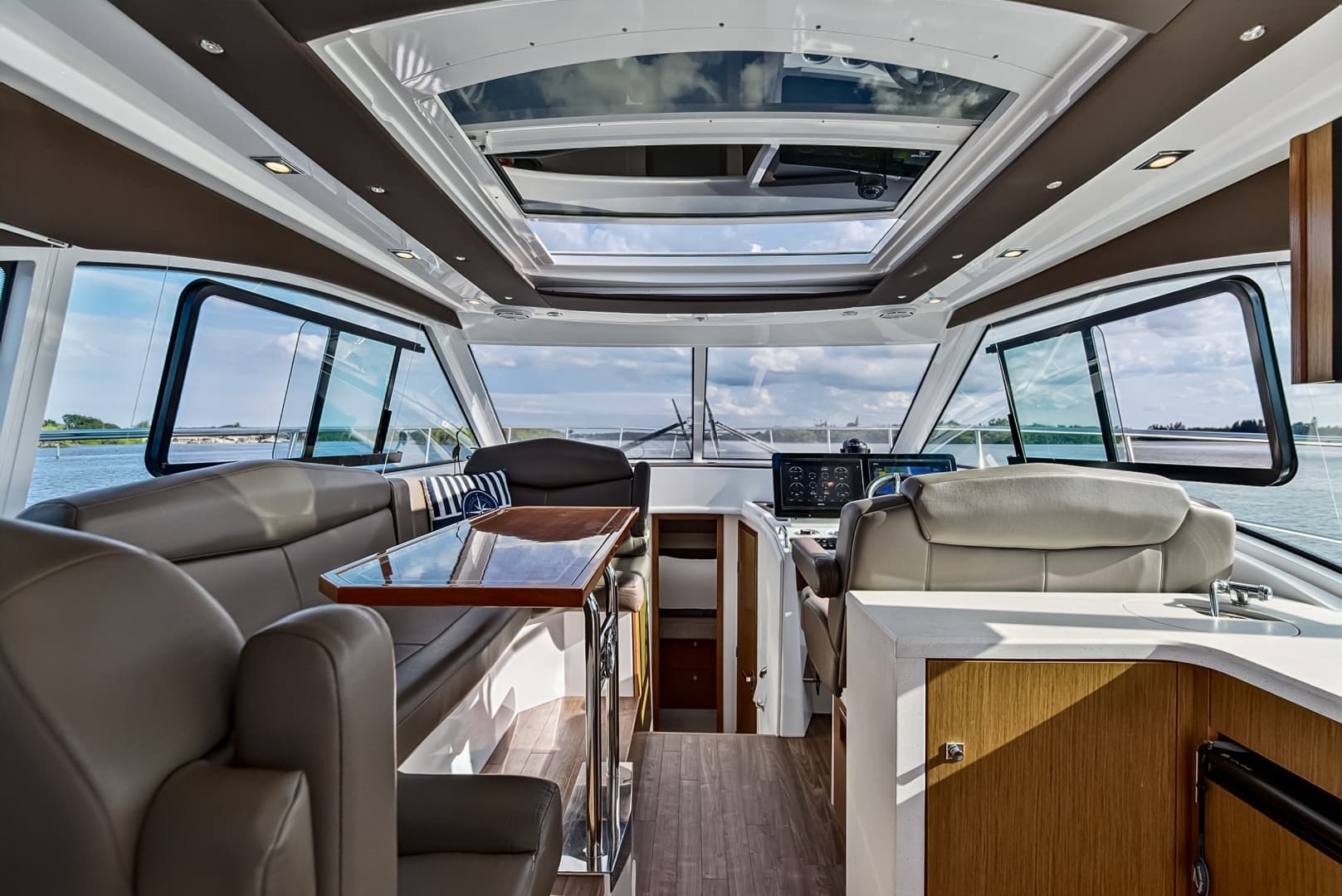 2016 Cruisers Yachts 