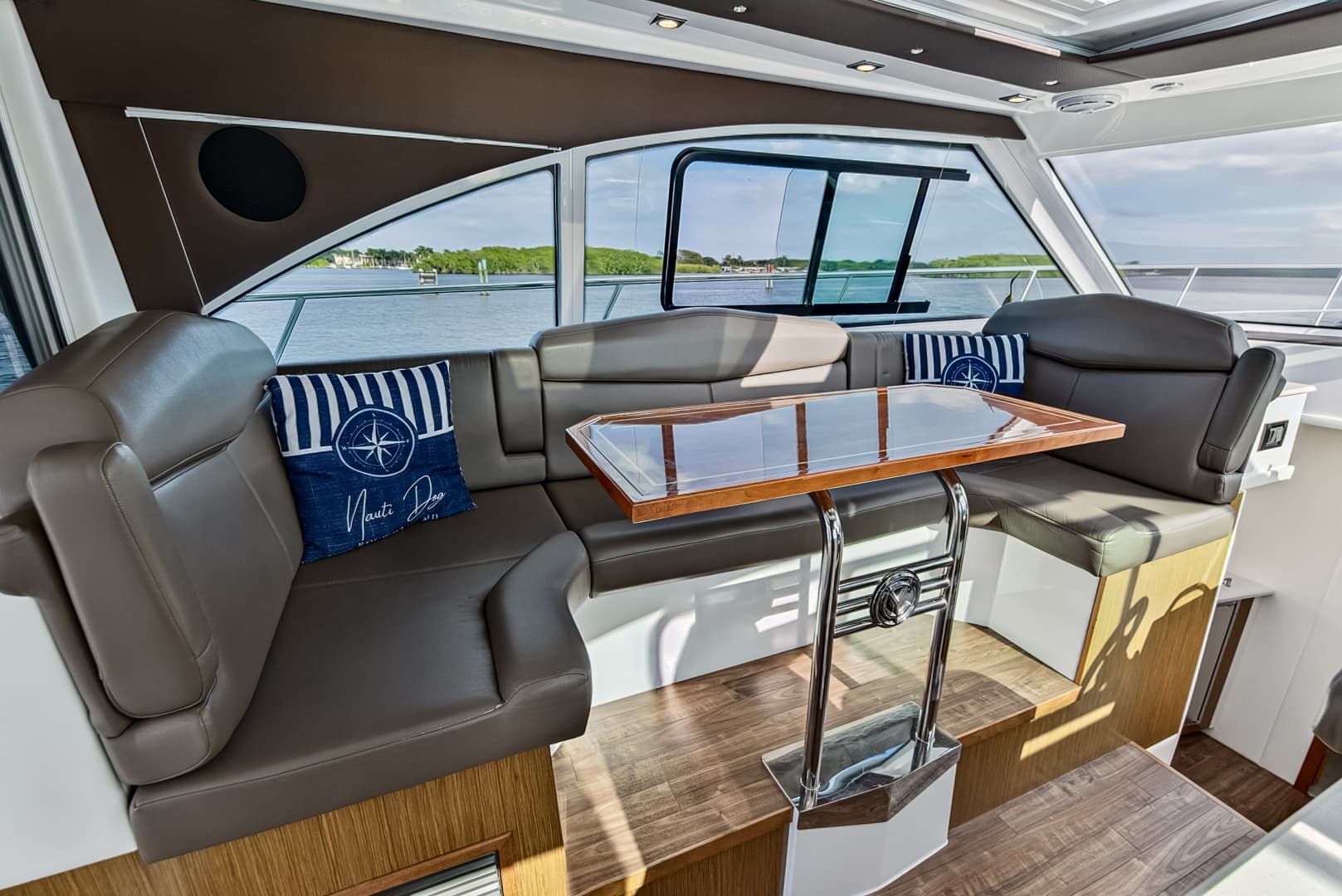 2016 Cruisers Yachts 