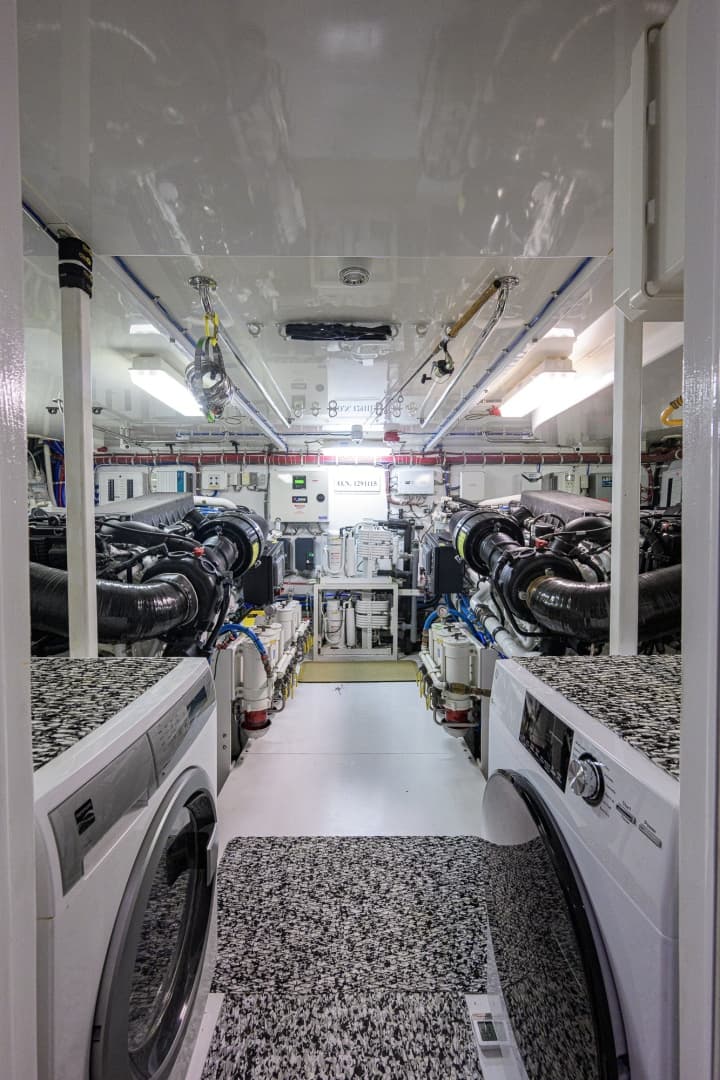 2013 Hatteras 80 Motor Yacht