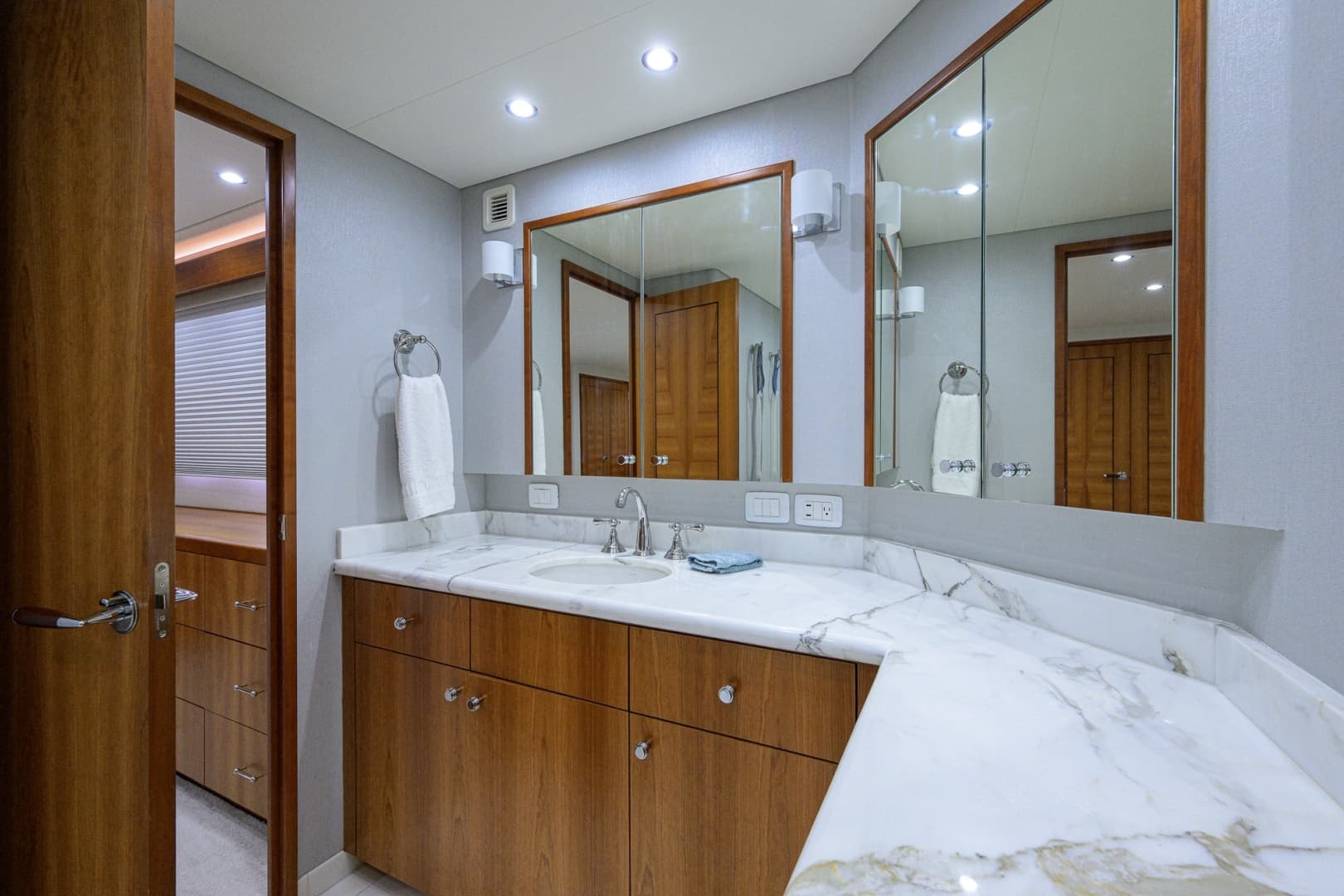 2013 Hatteras 80 Motor Yacht