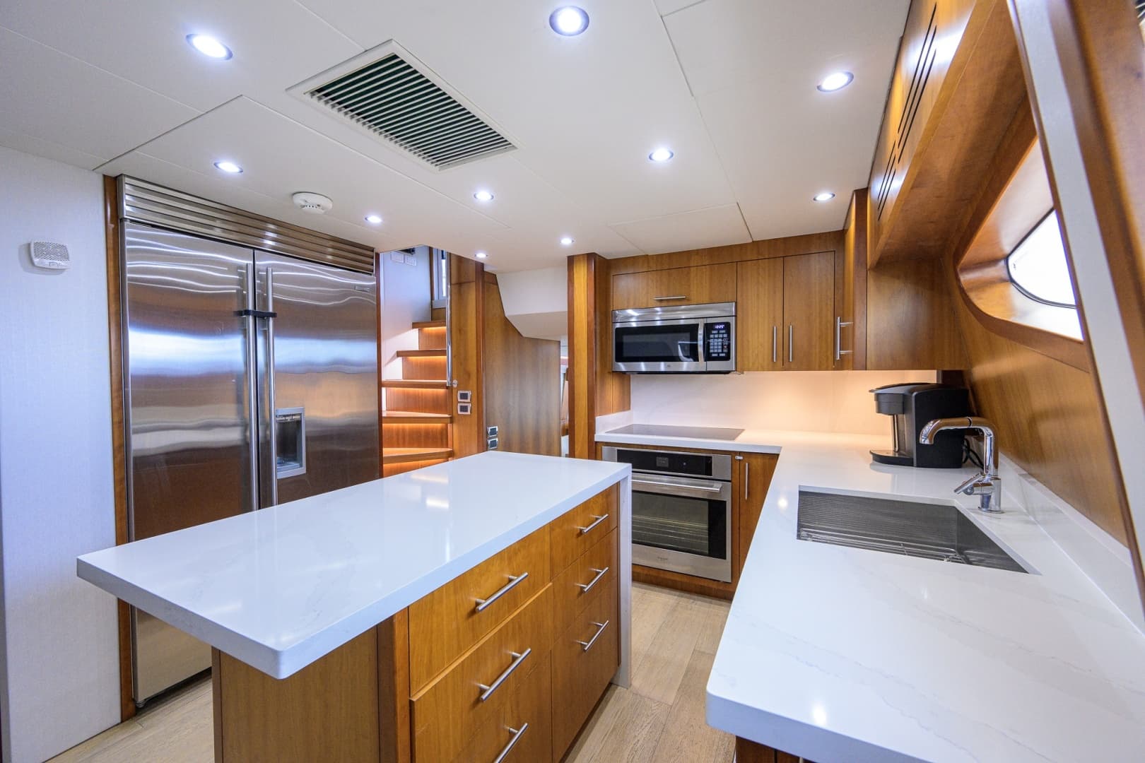 2013 Hatteras 80 Motor Yacht