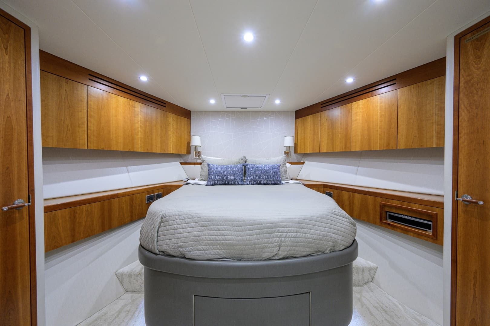 2013 Hatteras 80 Motor Yacht