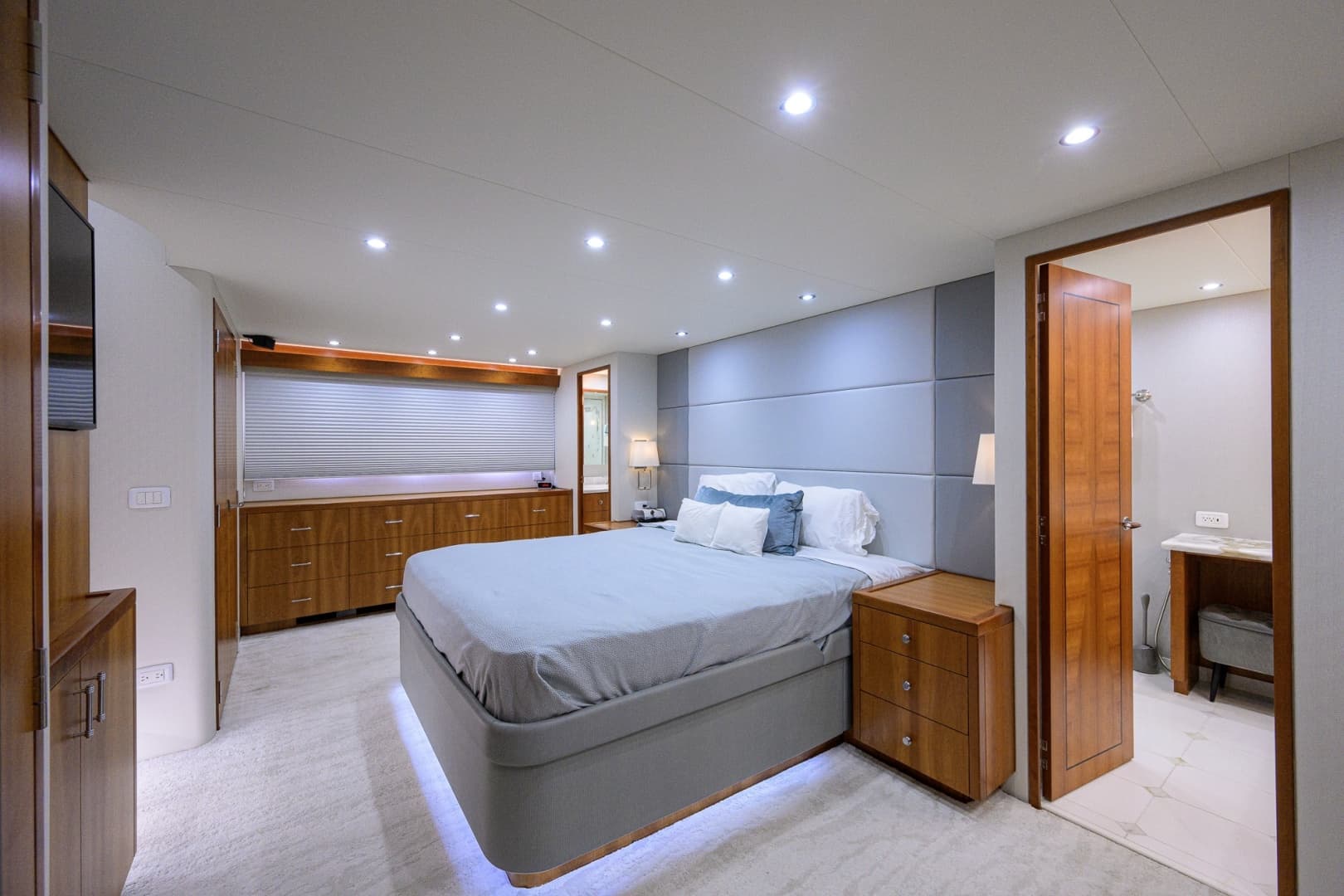 2013 Hatteras 80 Motor Yacht