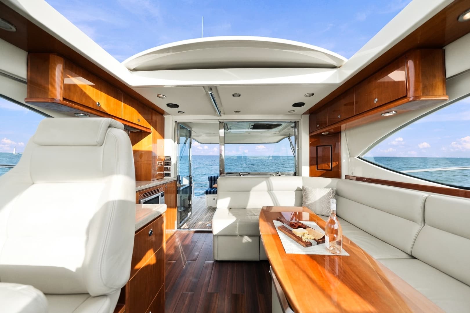 2015 Riviera 4400 Sport Yacht