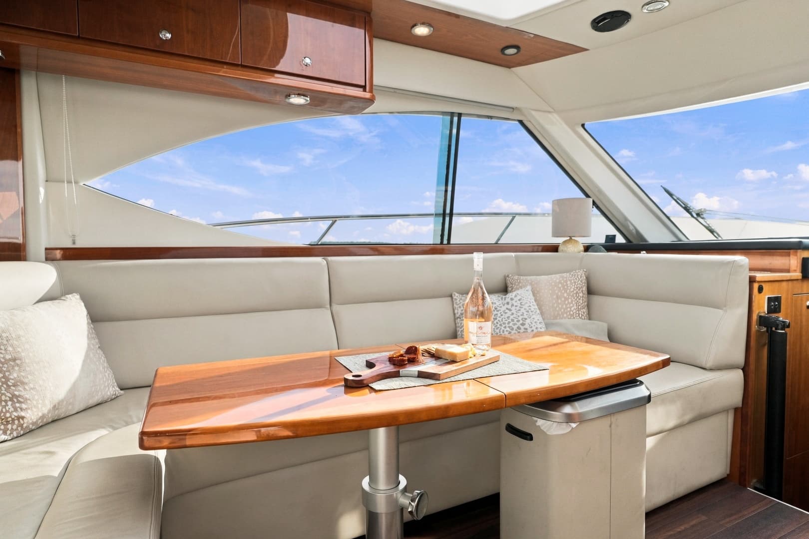 2015 Riviera 4400 Sport Yacht