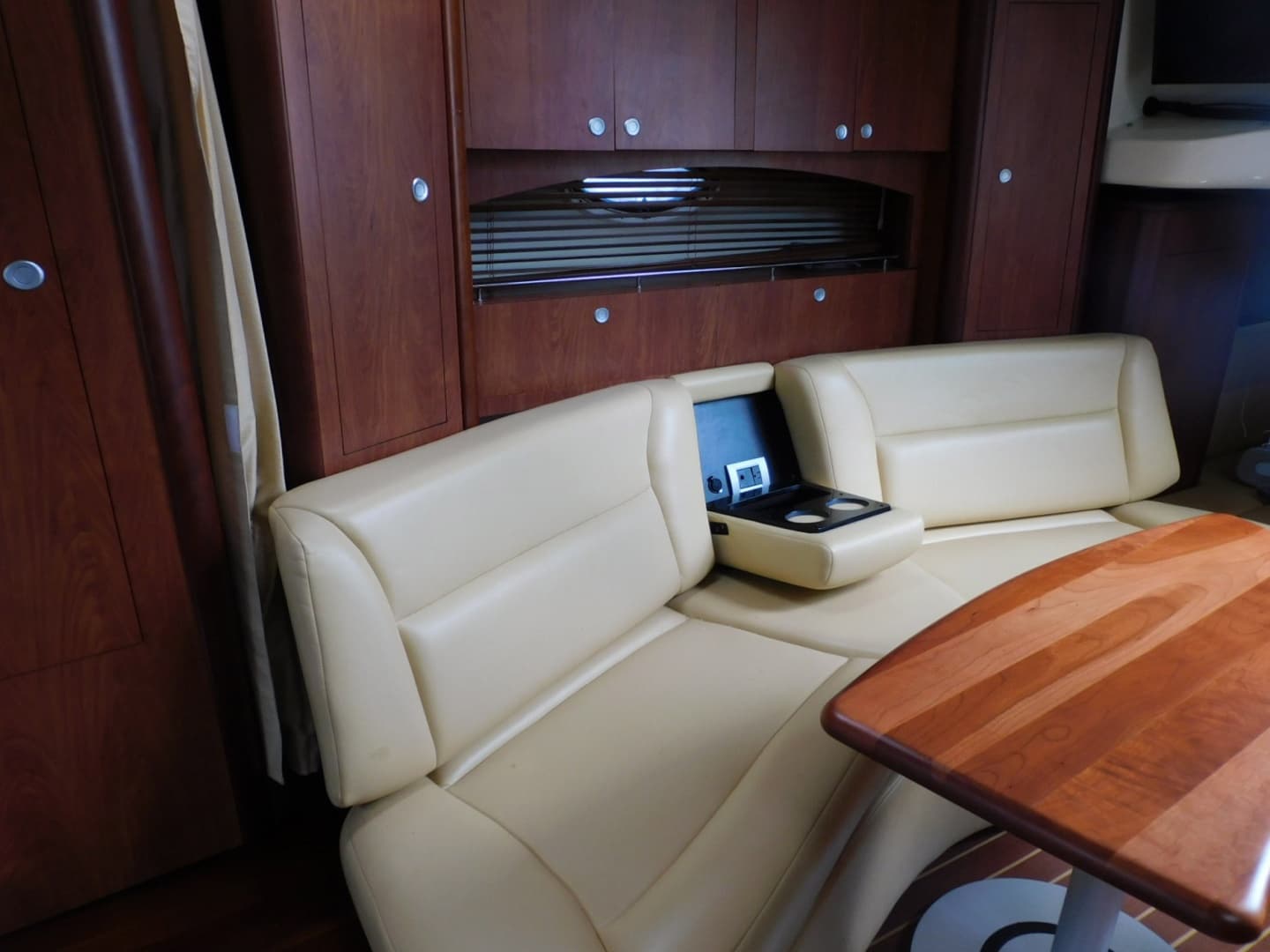 2007 Monterey 330 Sport Yacht