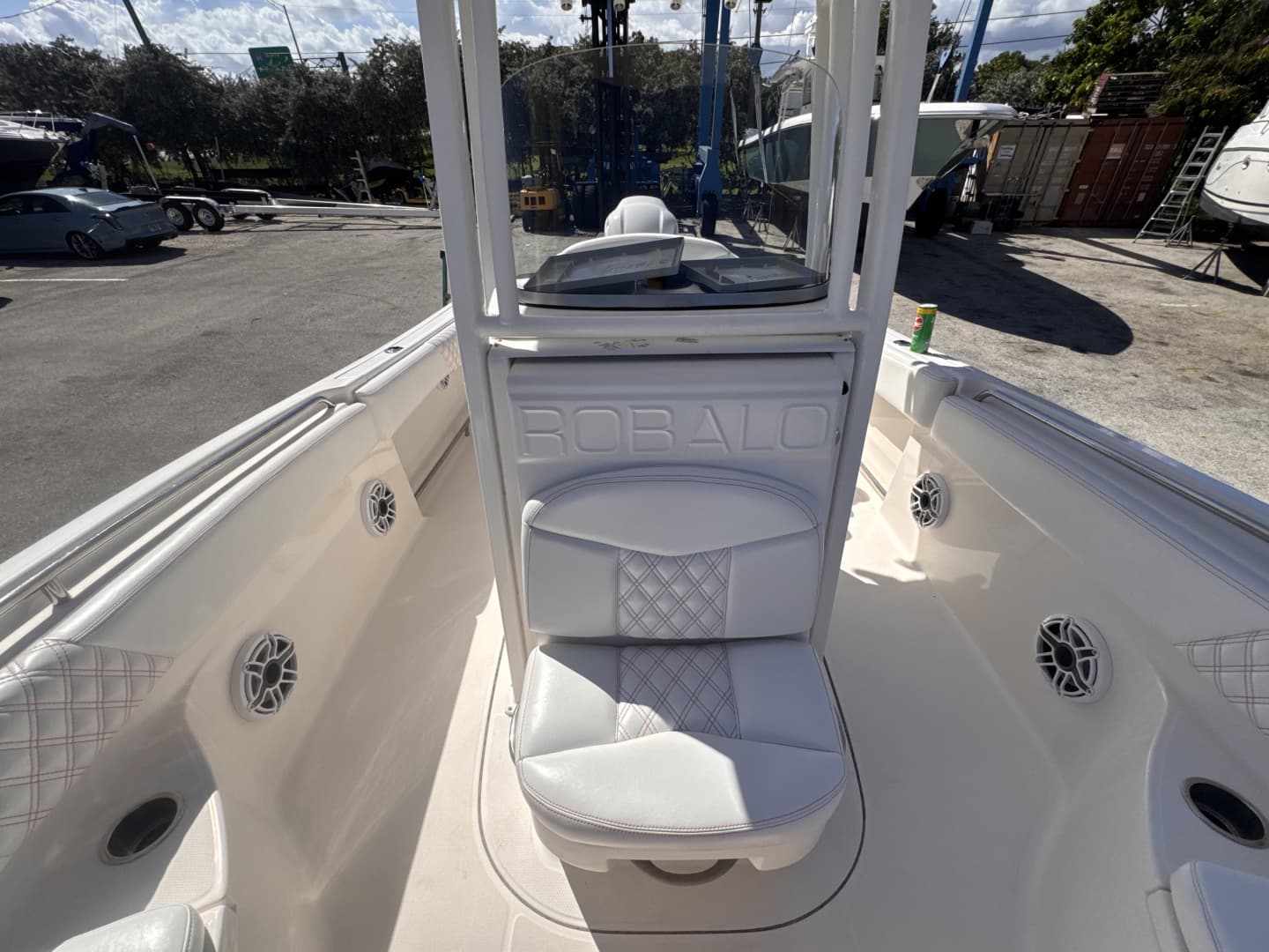 2017 Robalo R242