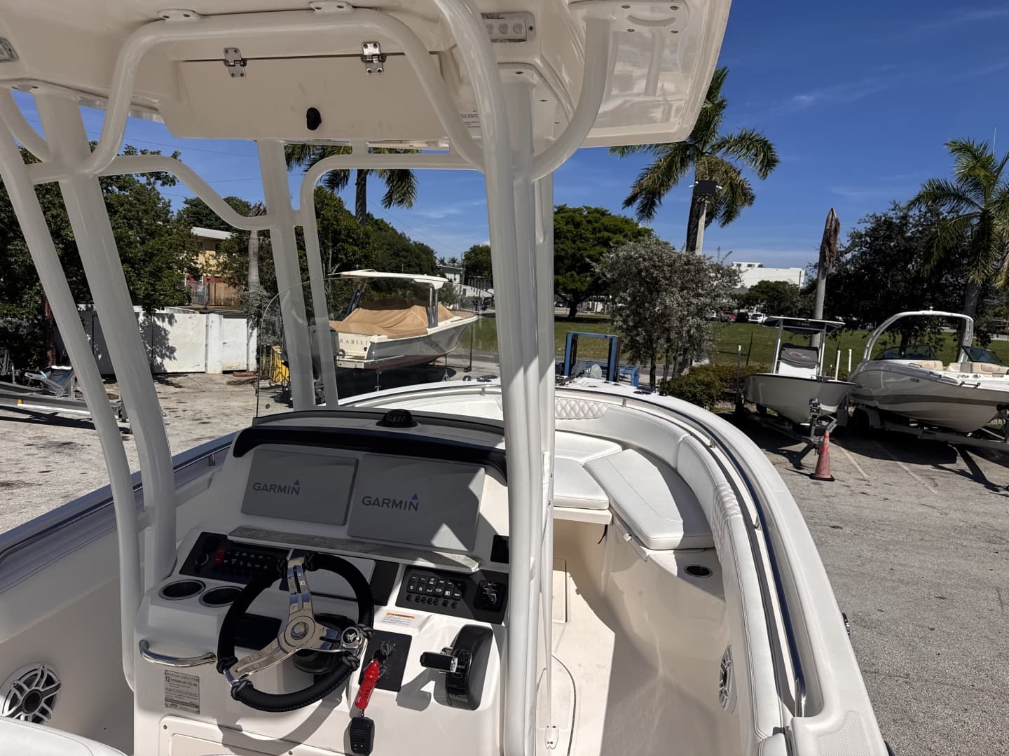 2017 Robalo R242