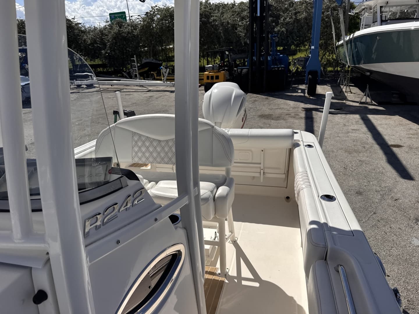 2017 Robalo R242