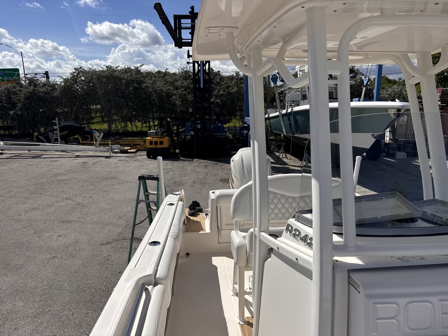2017 Robalo R242