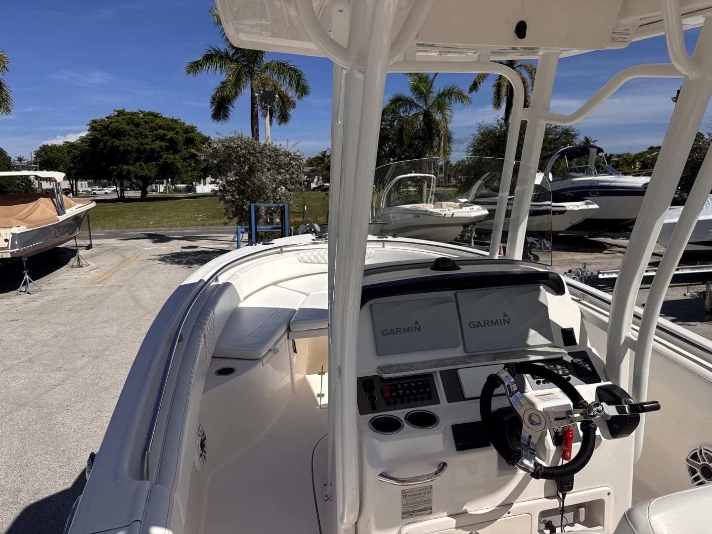 2017 Robalo R242