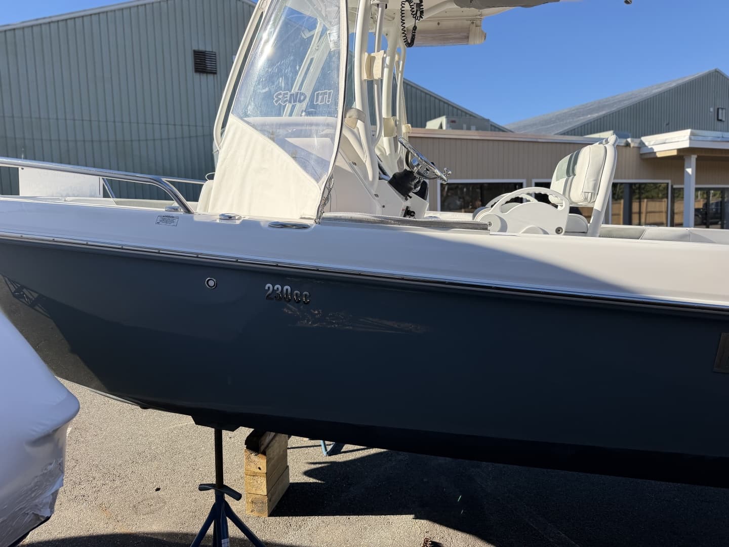 2014 Everglades 230 Center Console