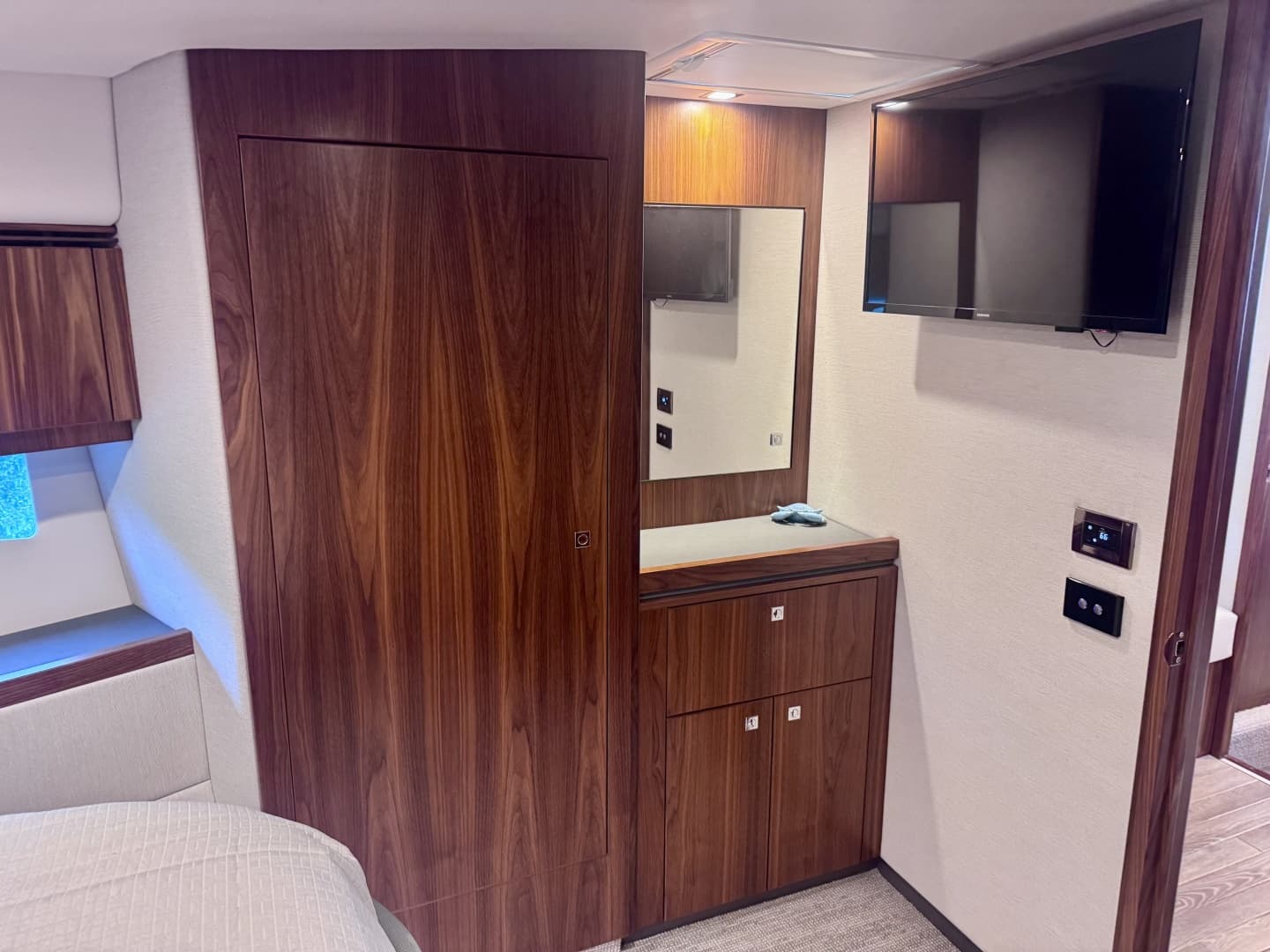 2020 Riviera 4800 Sport Yacht