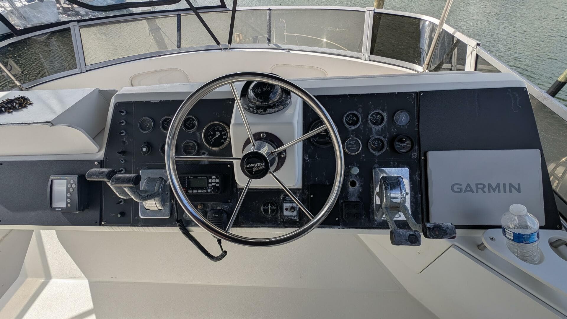 1994 Carver 370 AFT CABIN