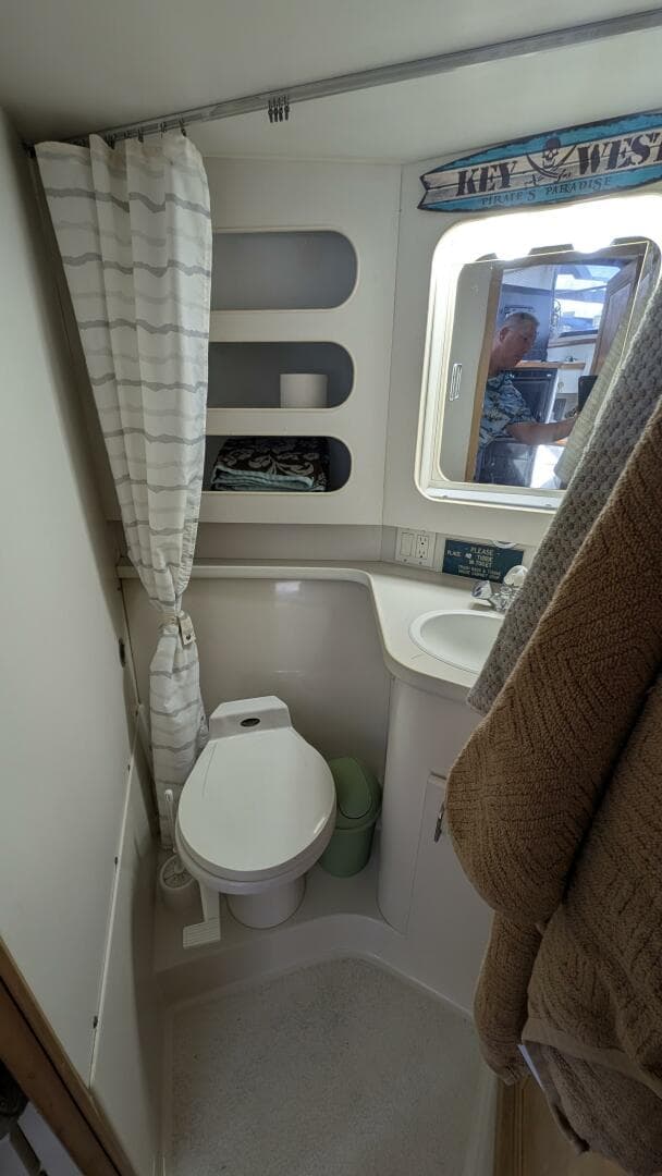 1994 Carver 370 AFT CABIN