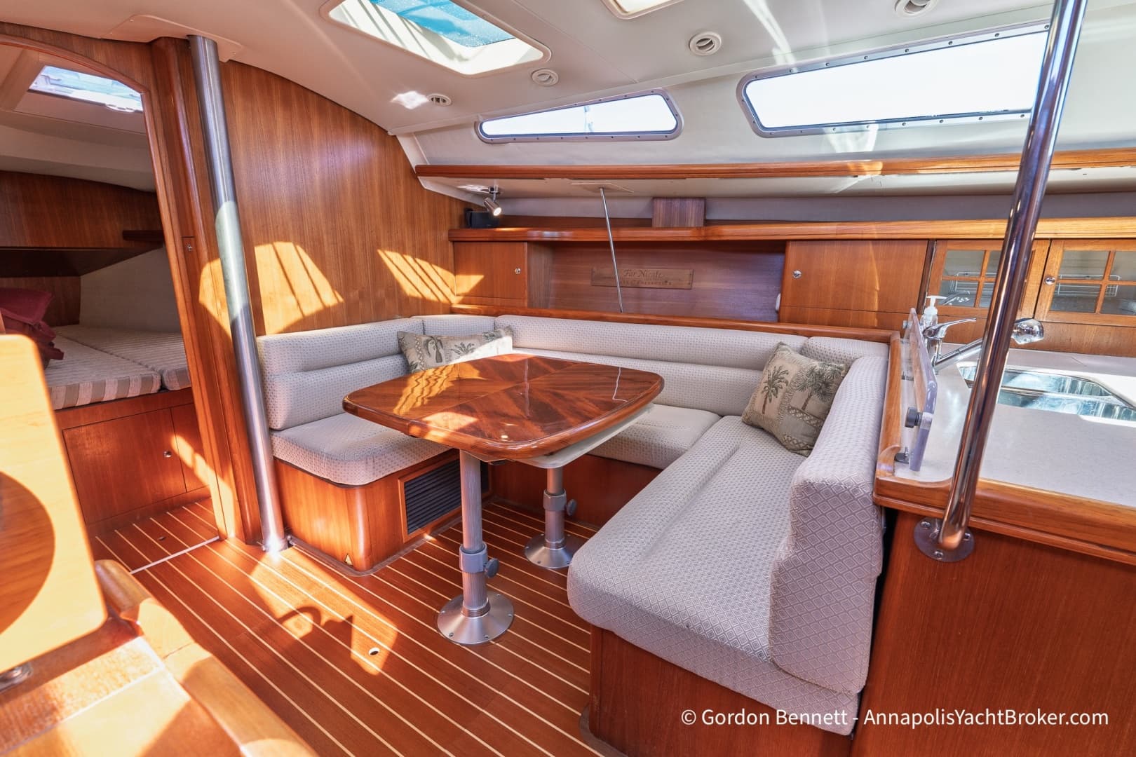 2005 Hunter 38