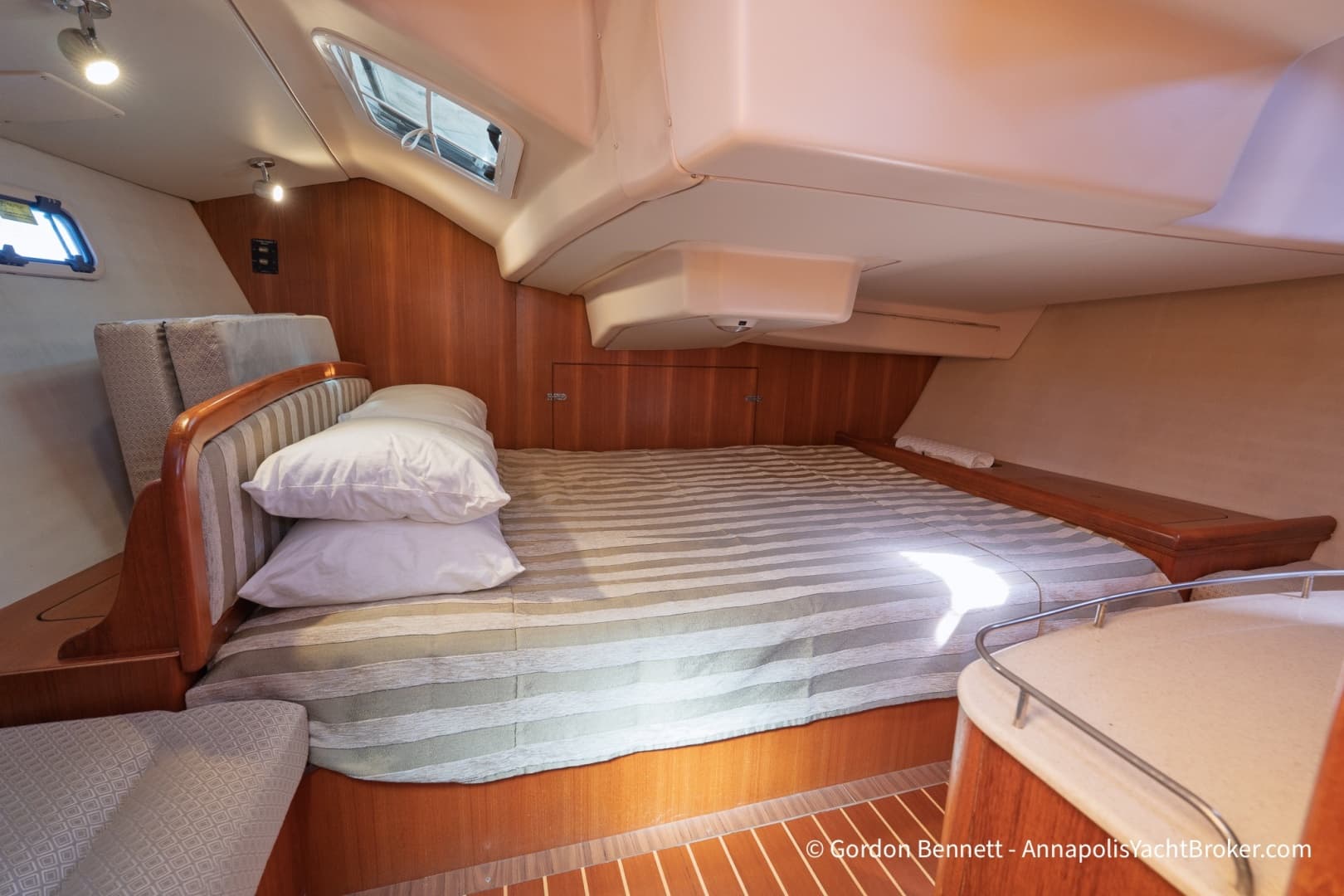 2005 Hunter 38