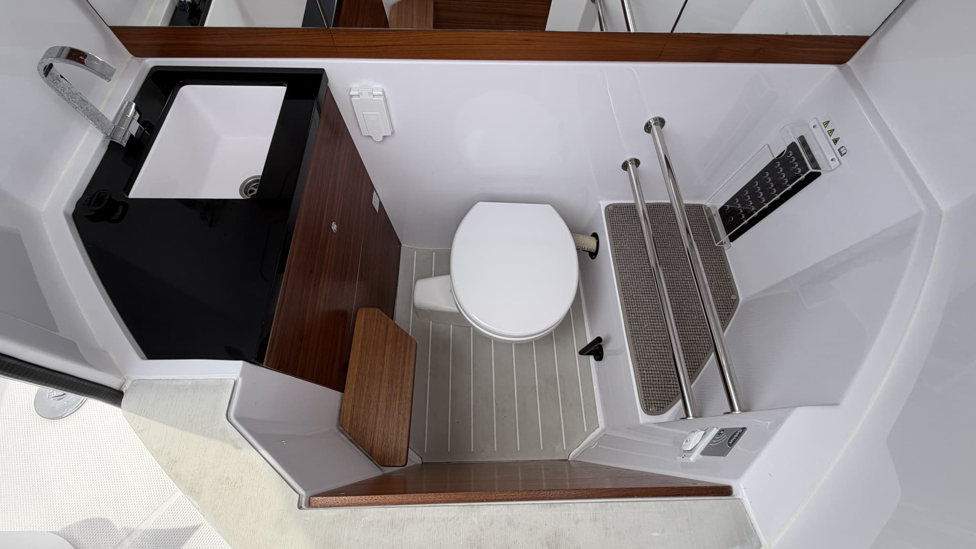 2023 Axopar 28 Cabin w/Wet Bar