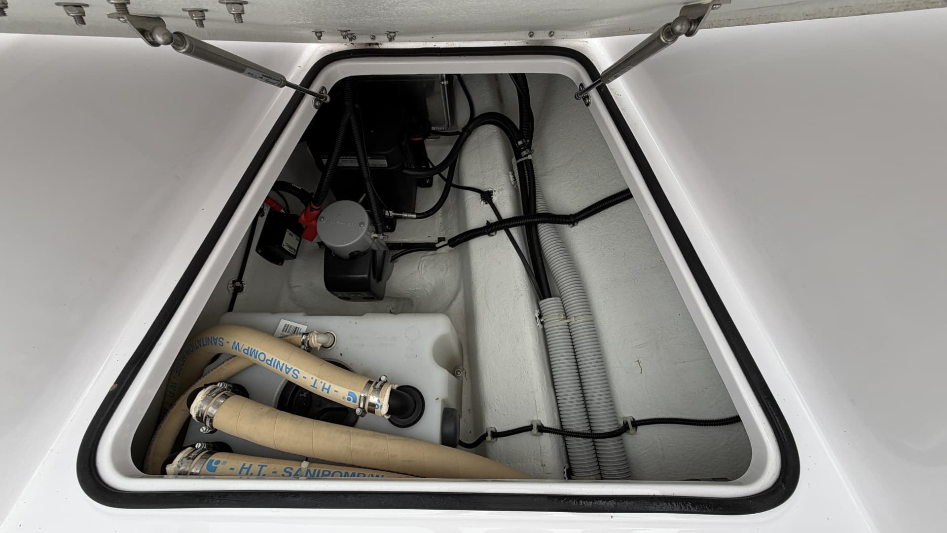 2023 Axopar 28 Cabin w/Wet Bar