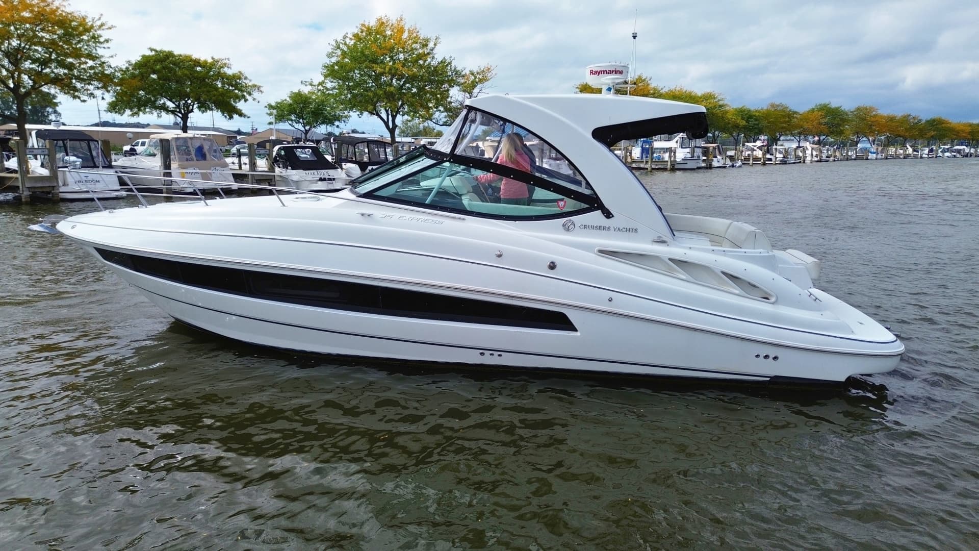 2018 Cruisers Yachts 35 Express