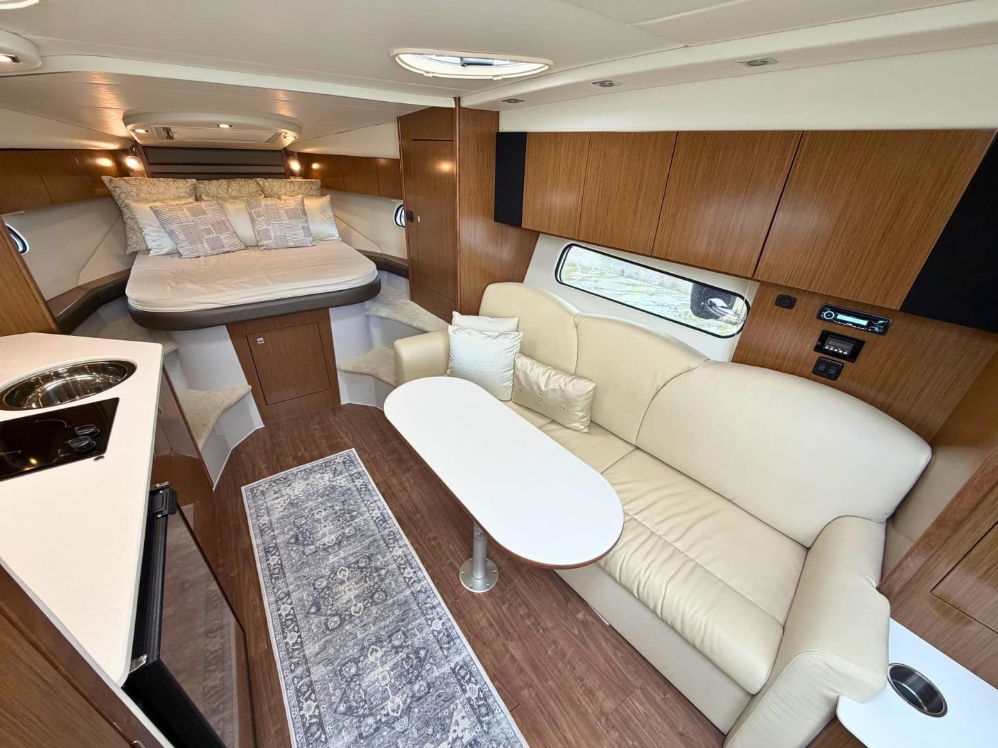 2018 Cruisers Yachts 35 Express