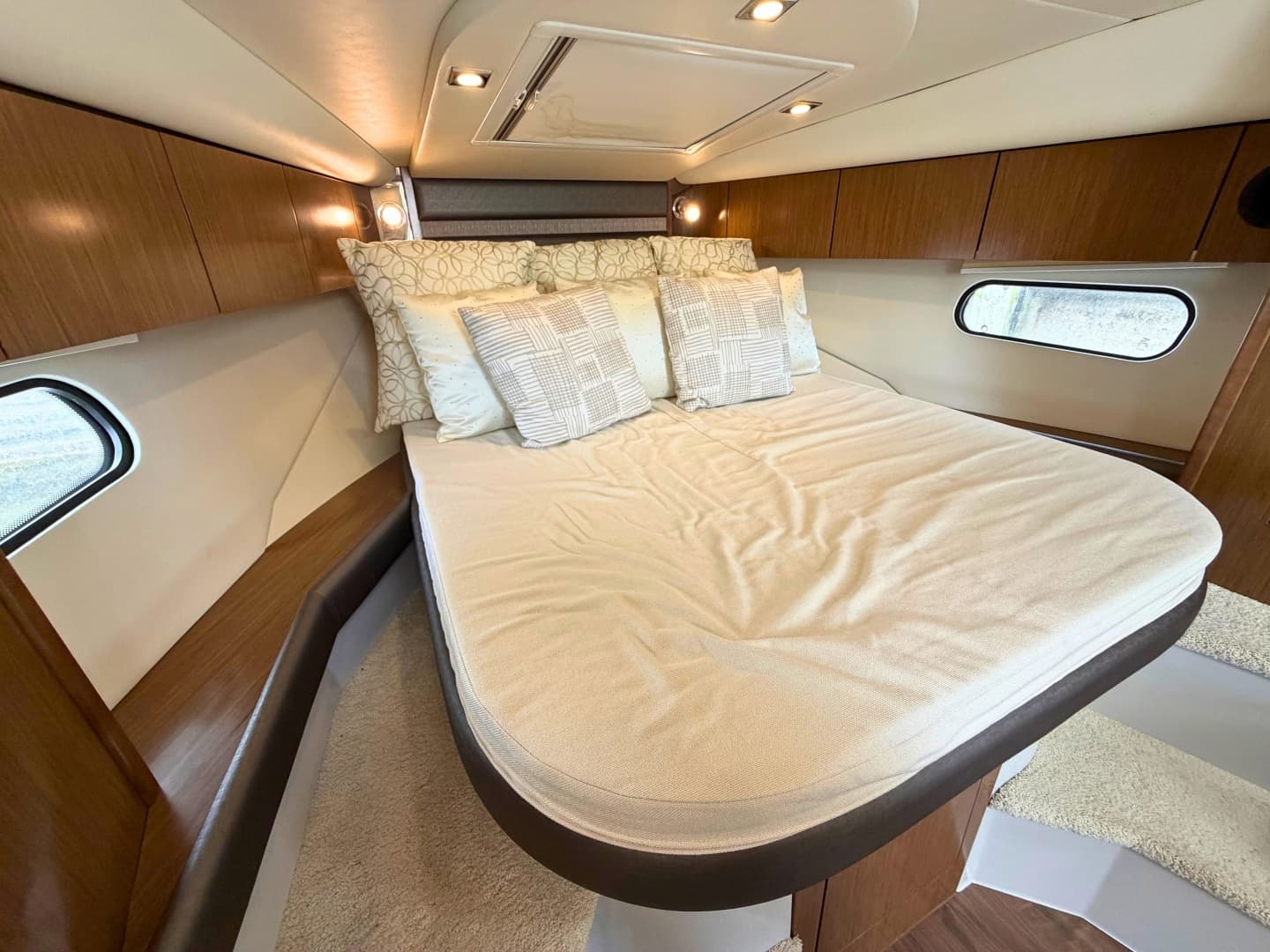 2018 Cruisers Yachts 35 Express