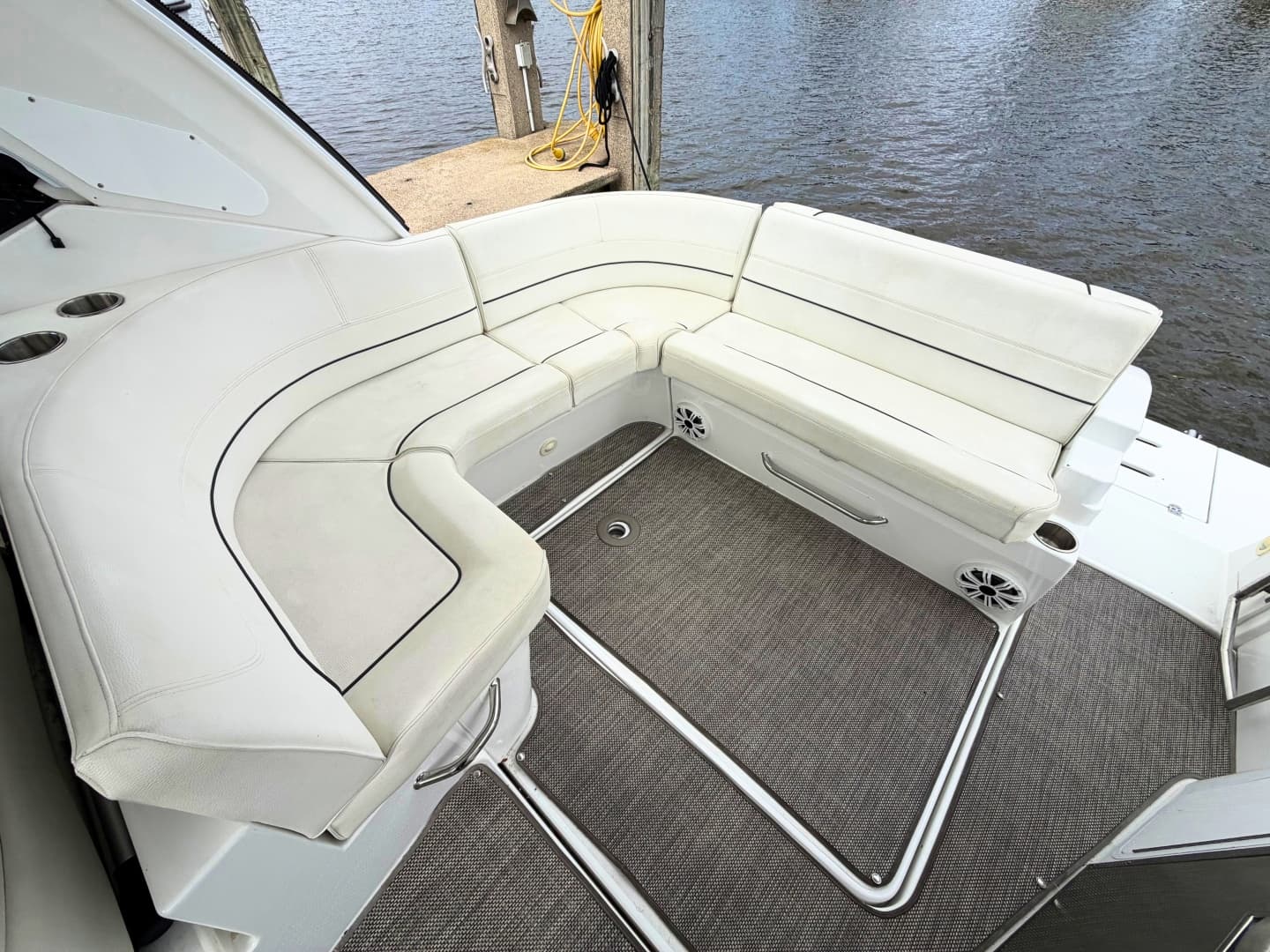 2018 Cruisers Yachts 35 Express
