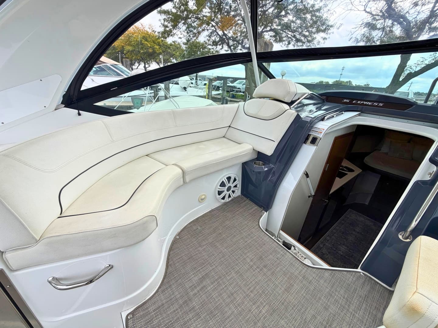 2018 Cruisers Yachts 35 Express