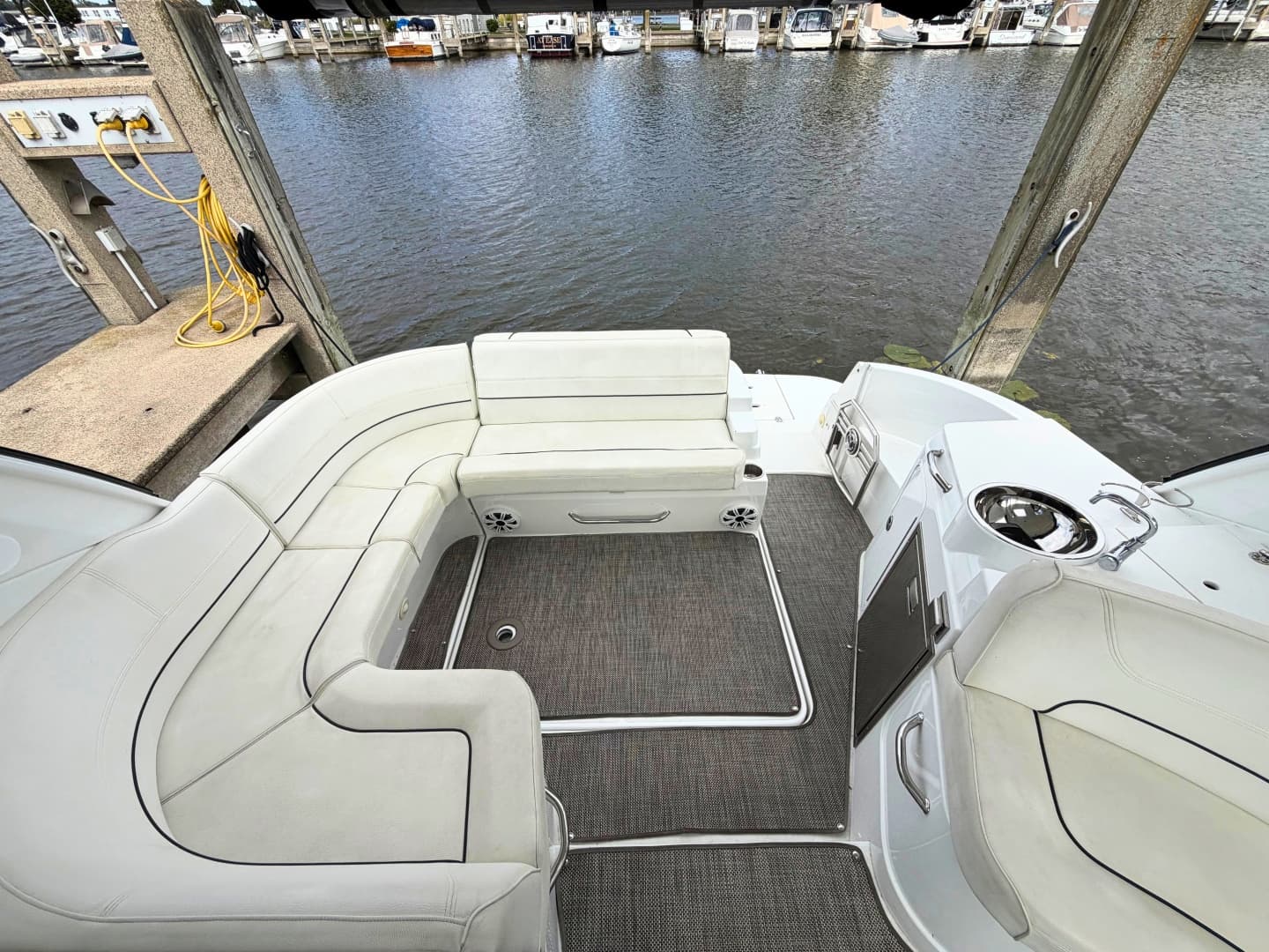 2018 Cruisers Yachts 35 Express