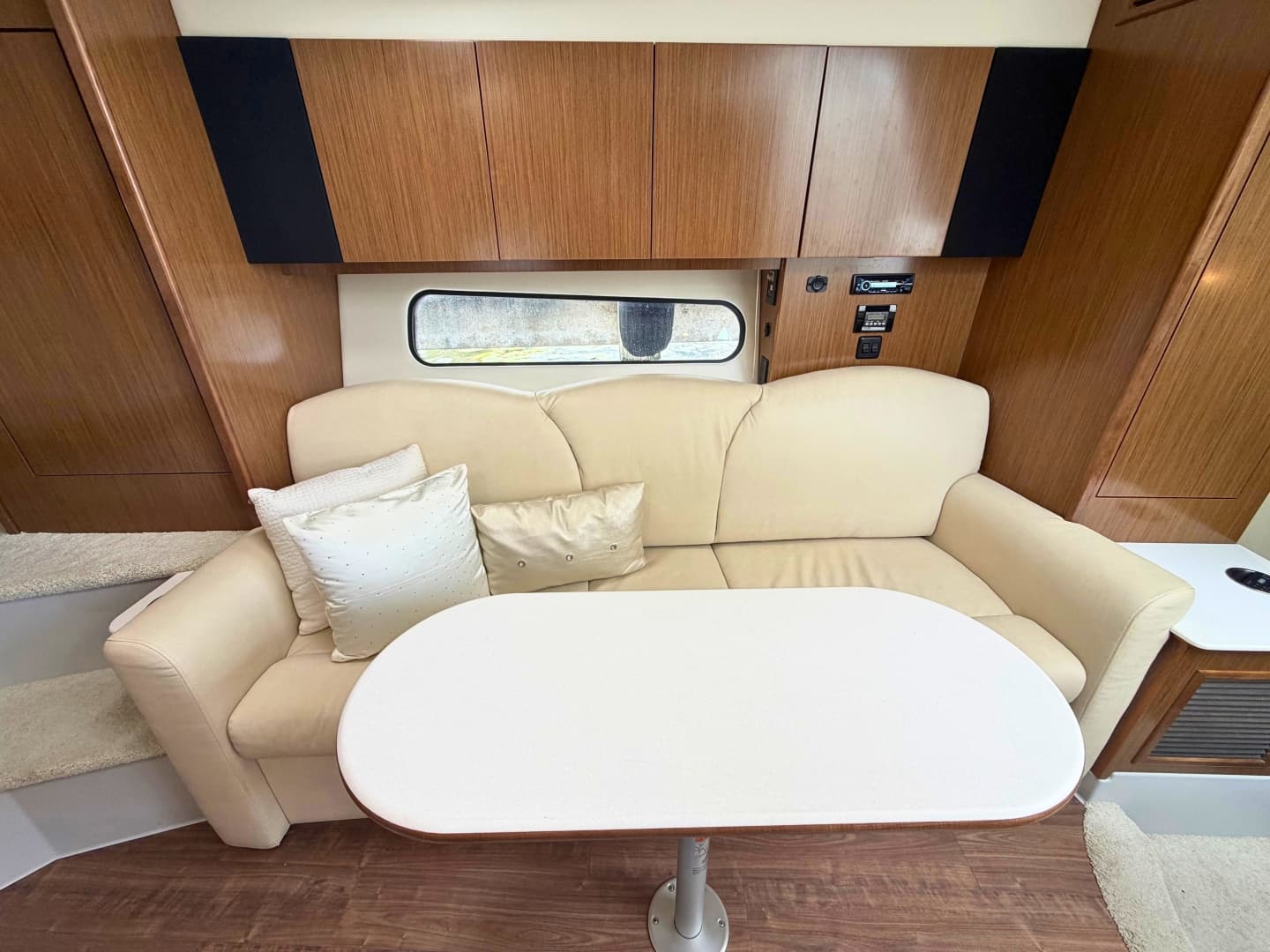 2018 Cruisers Yachts 35 Express