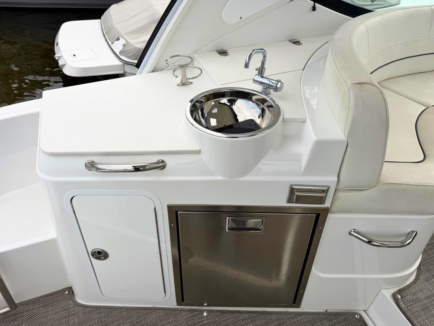 2018 Cruisers Yachts 35 Express